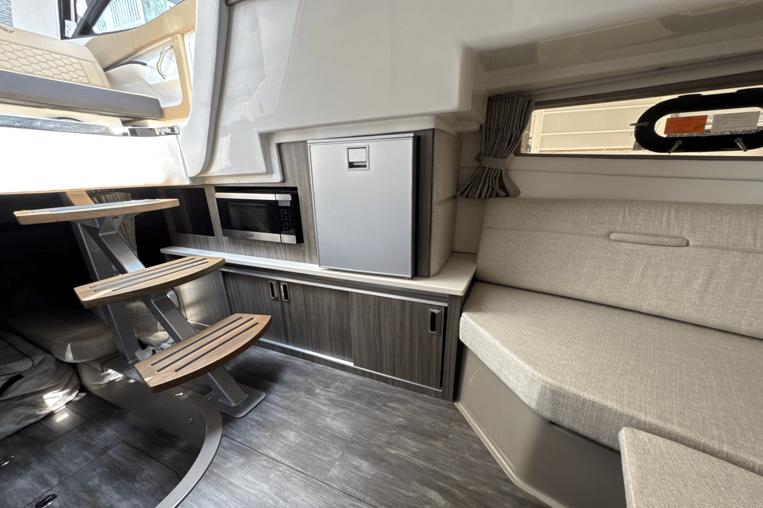 2025 Sea Ray Sundancer 320 Outboard Image Thumbnail #29