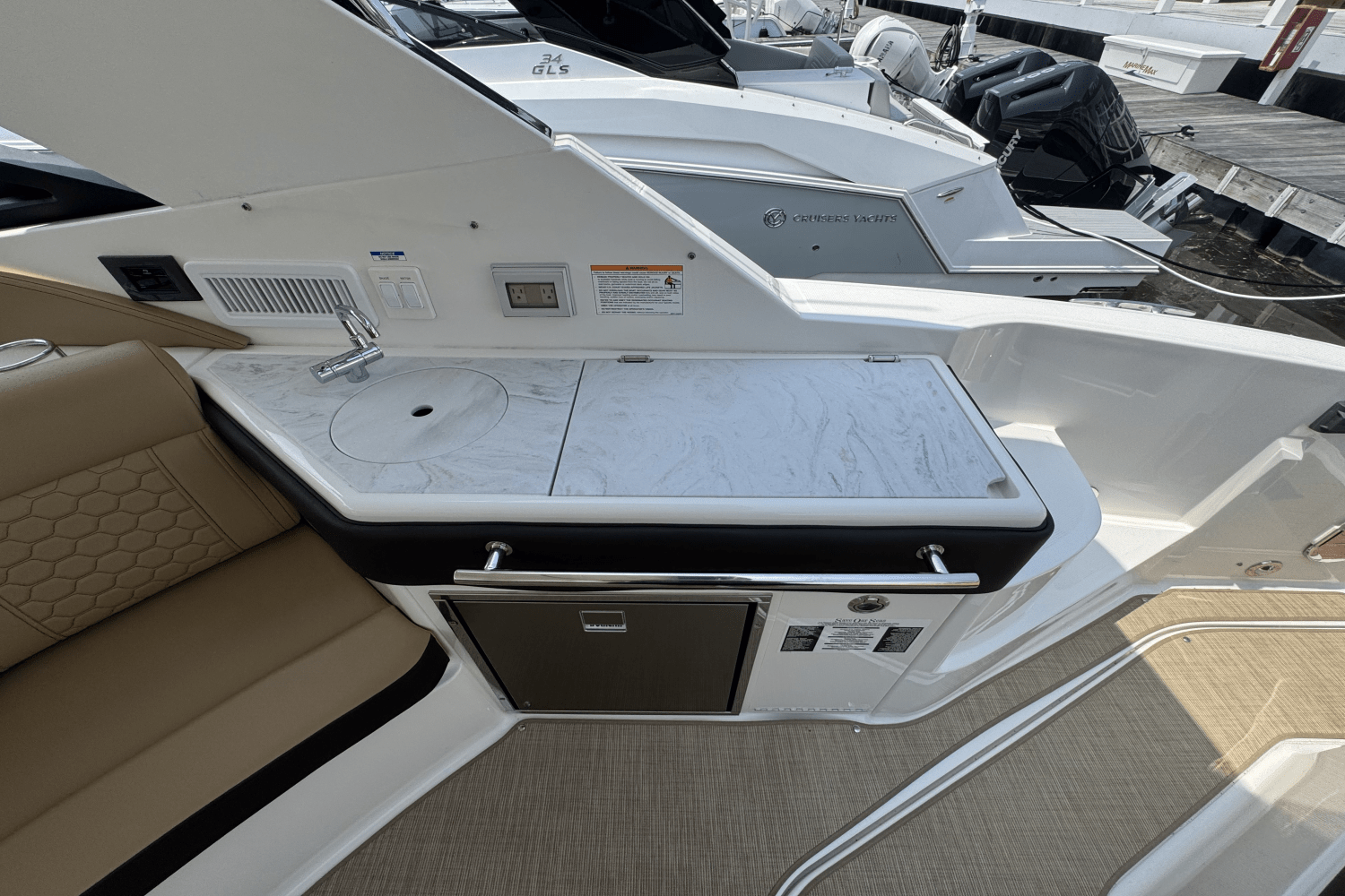 2025 Sea Ray Sundancer 320 Outboard Image Thumbnail #12