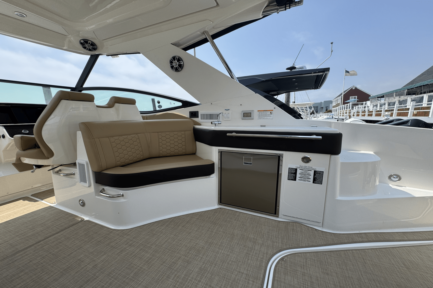 2025 Sea Ray Sundancer 320 Outboard Image Thumbnail #9
