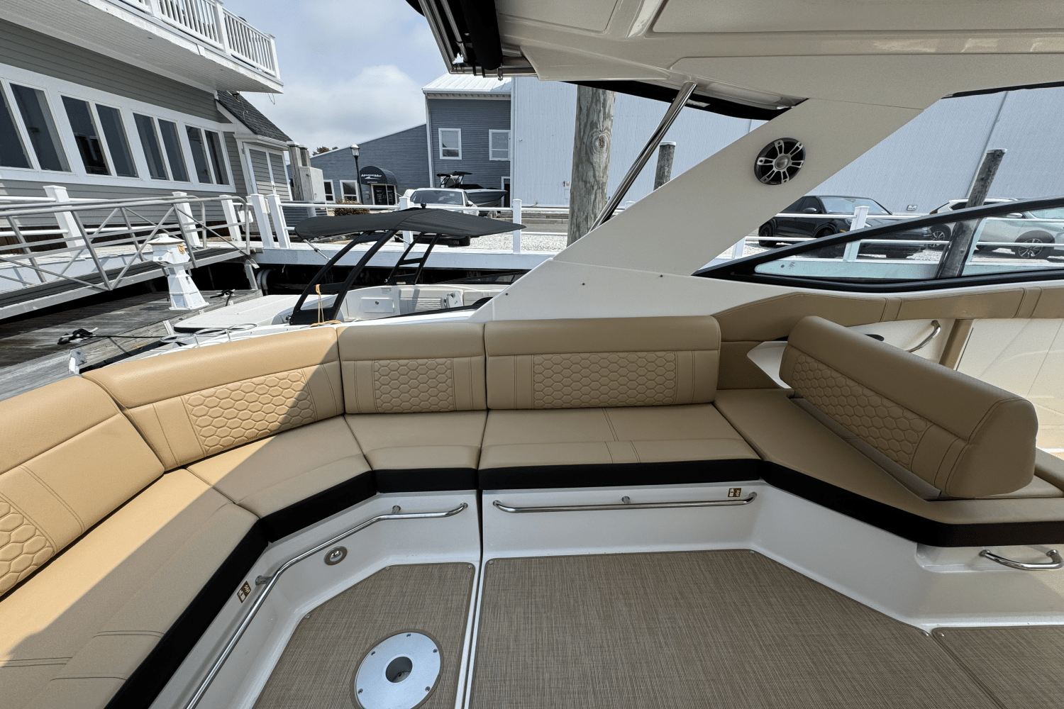 2025 Sea Ray Sundancer 320 Outboard Image Thumbnail #7