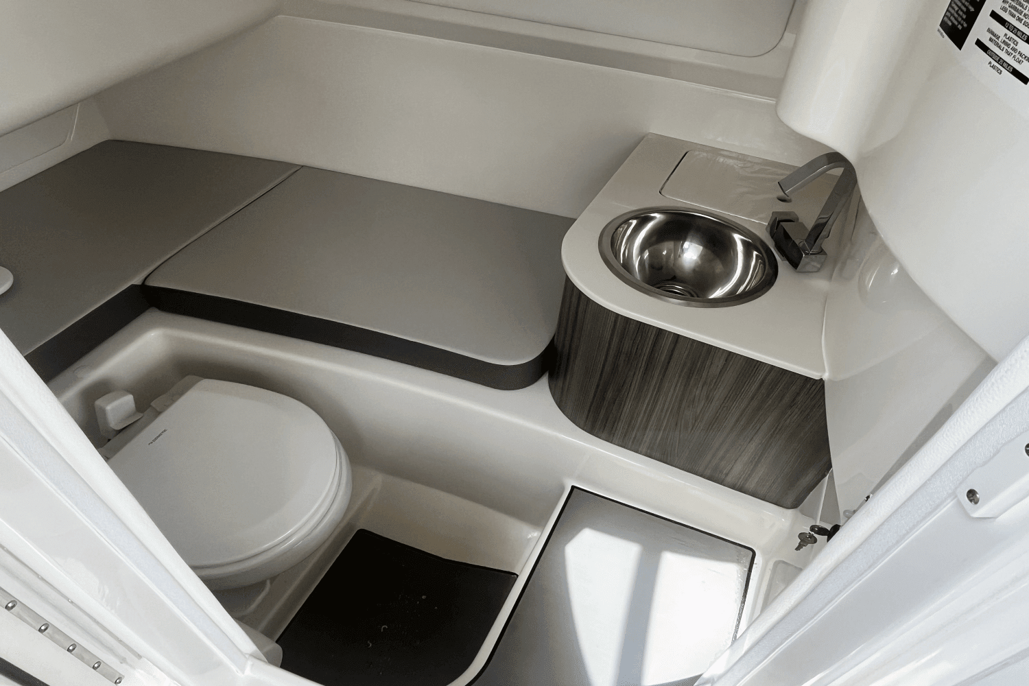 2025 Sea Ray SDX 270 Outboard Image Thumbnail #17