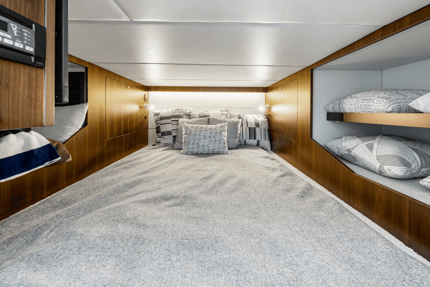 2025 Cruisers Yachts 38 GLS Outboard Image Thumbnail #55