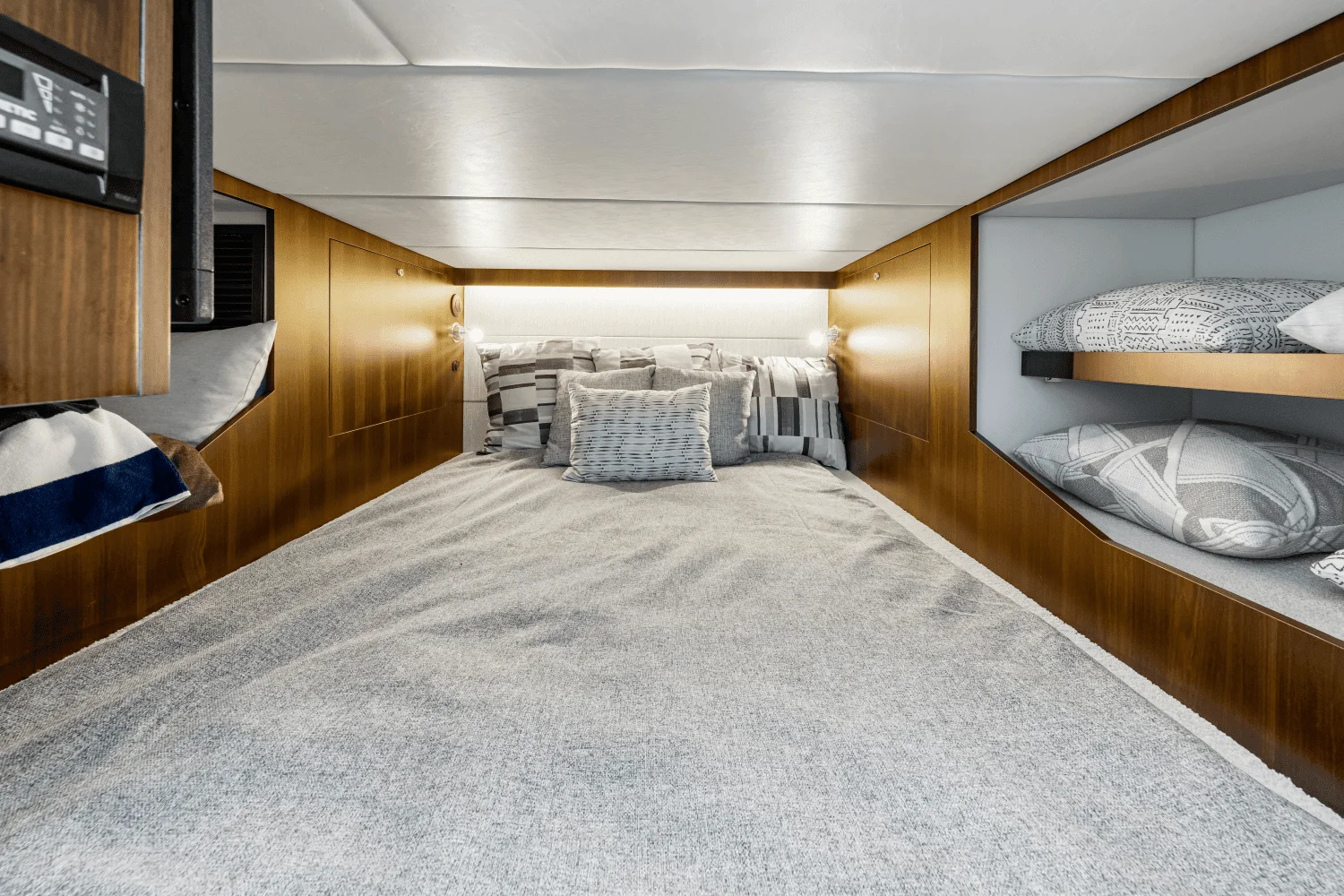 2025 Cruisers Yachts 38 GLS Outboard Image Thumbnail #55