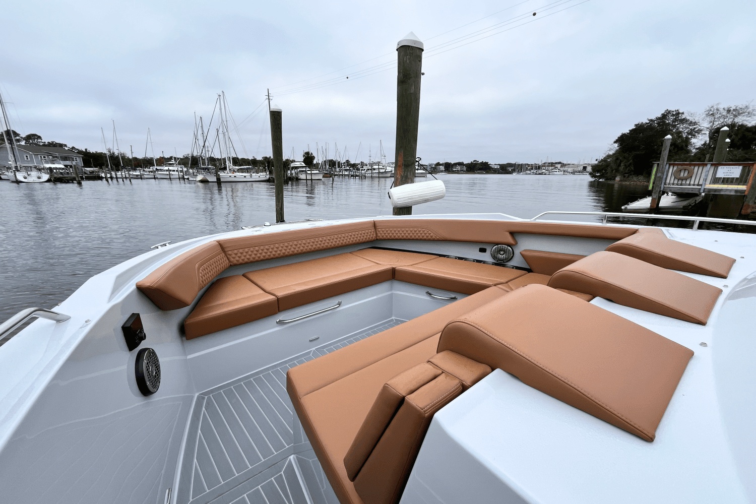 2025 Cruisers Yachts 38 GLS Outboard Image Thumbnail #28