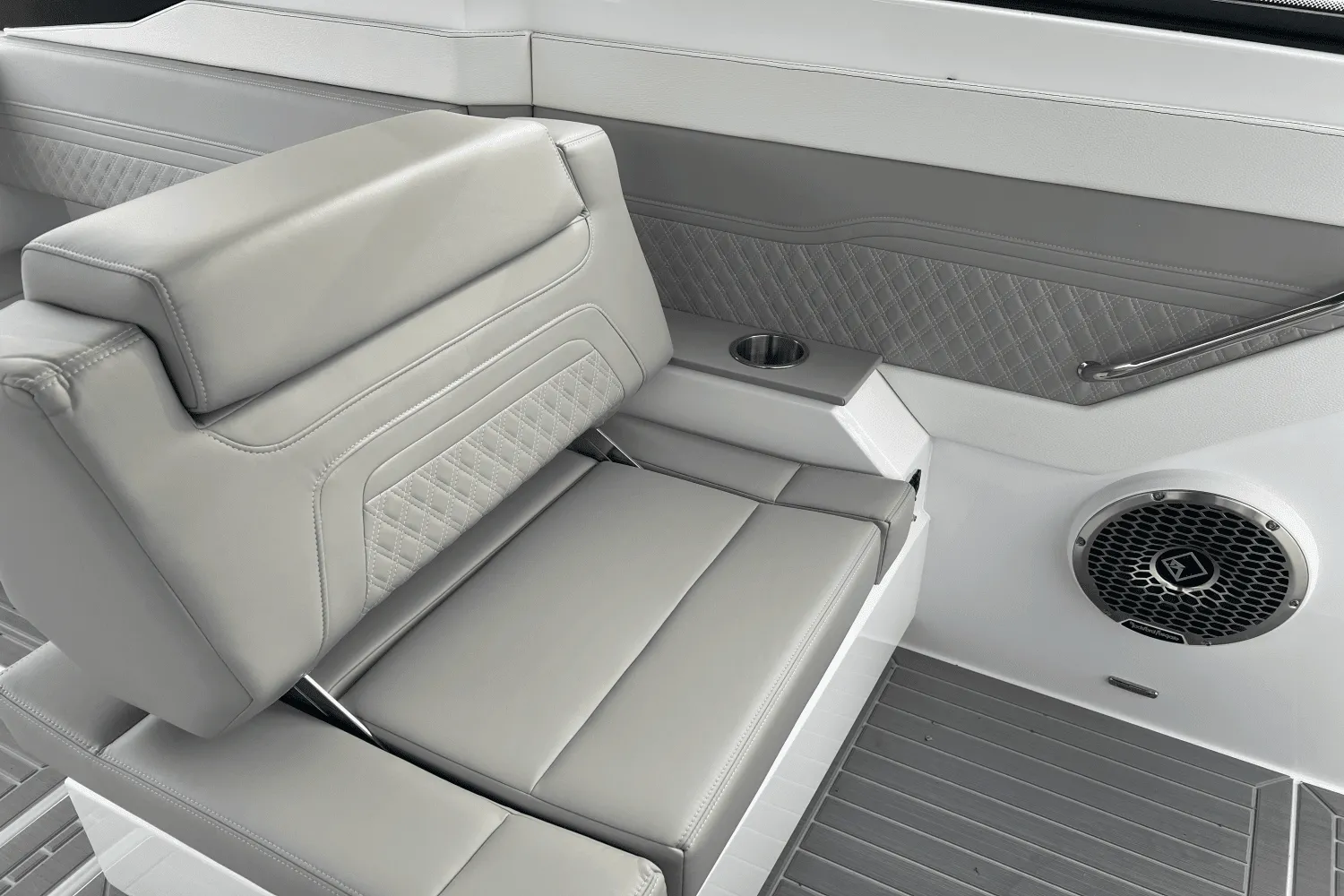 2025 Cruisers Yachts 34 GLS Image Thumbnail #33