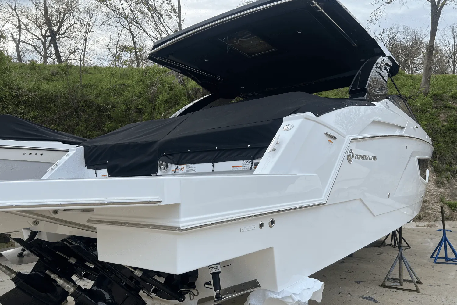 2025 Cruisers Yachts 34 GLS Image Thumbnail #16