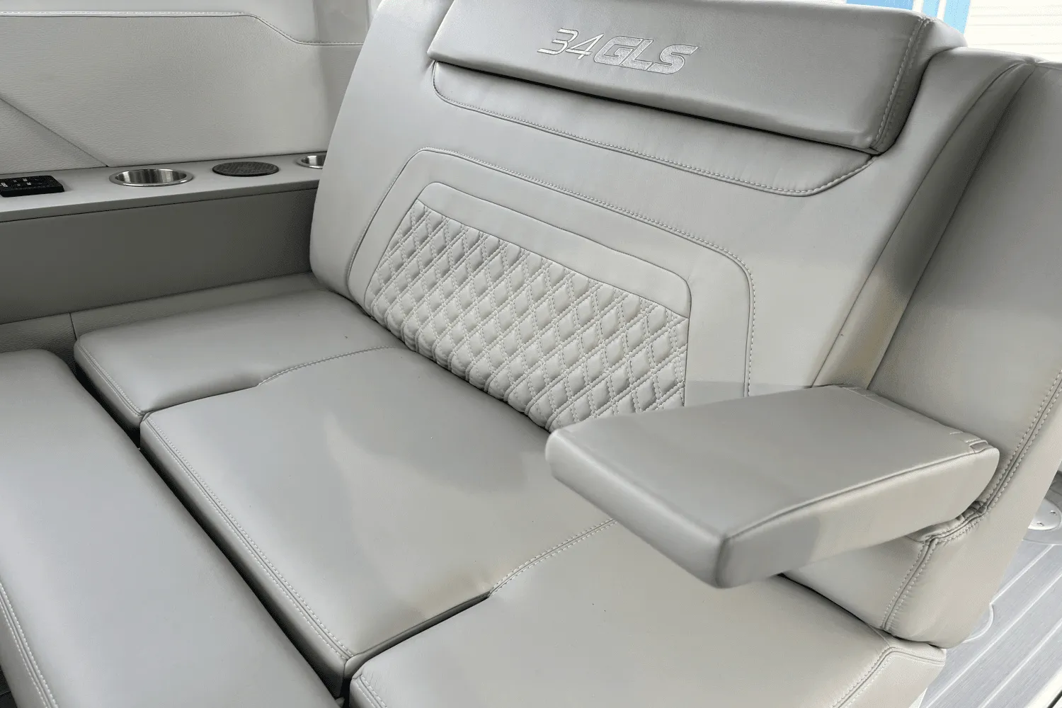 2025 Cruisers Yachts 34 GLS Image Thumbnail #34
