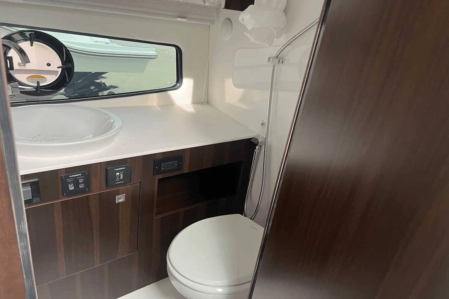 2025 Cruisers Yachts 34 GLS Image Thumbnail #49