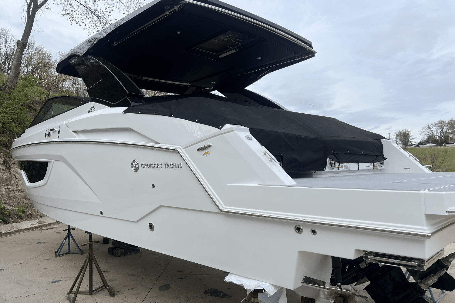 2025 Cruisers Yachts 34 GLS Image Thumbnail #6
