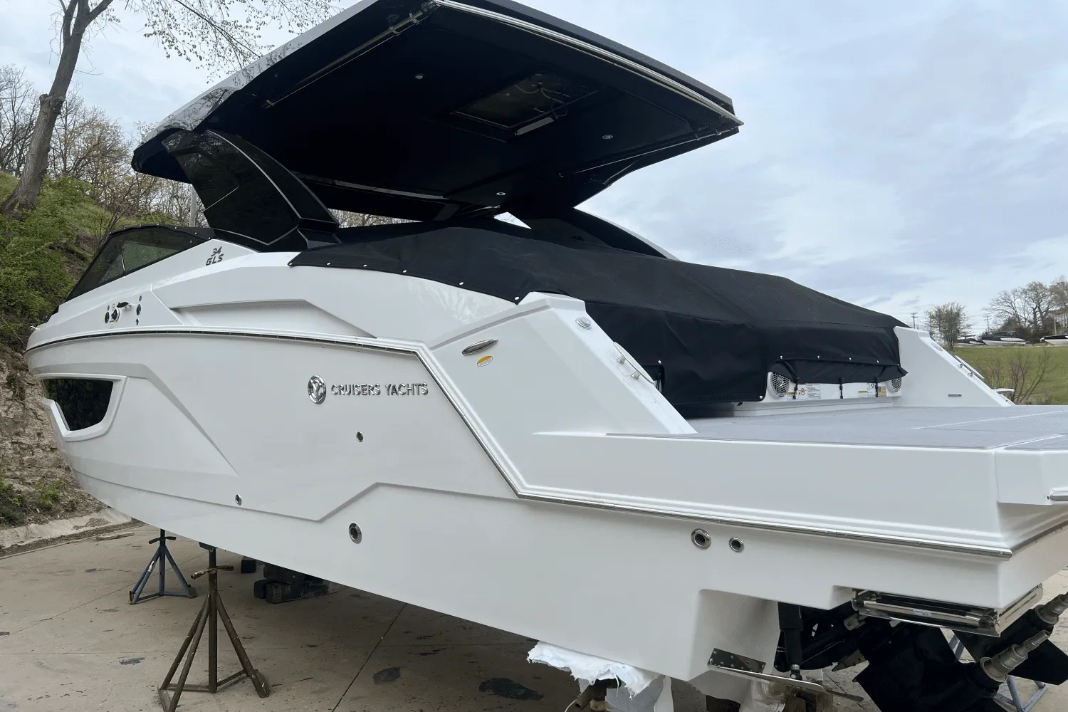 2025 Cruisers Yachts 34 GLS Image Thumbnail #13