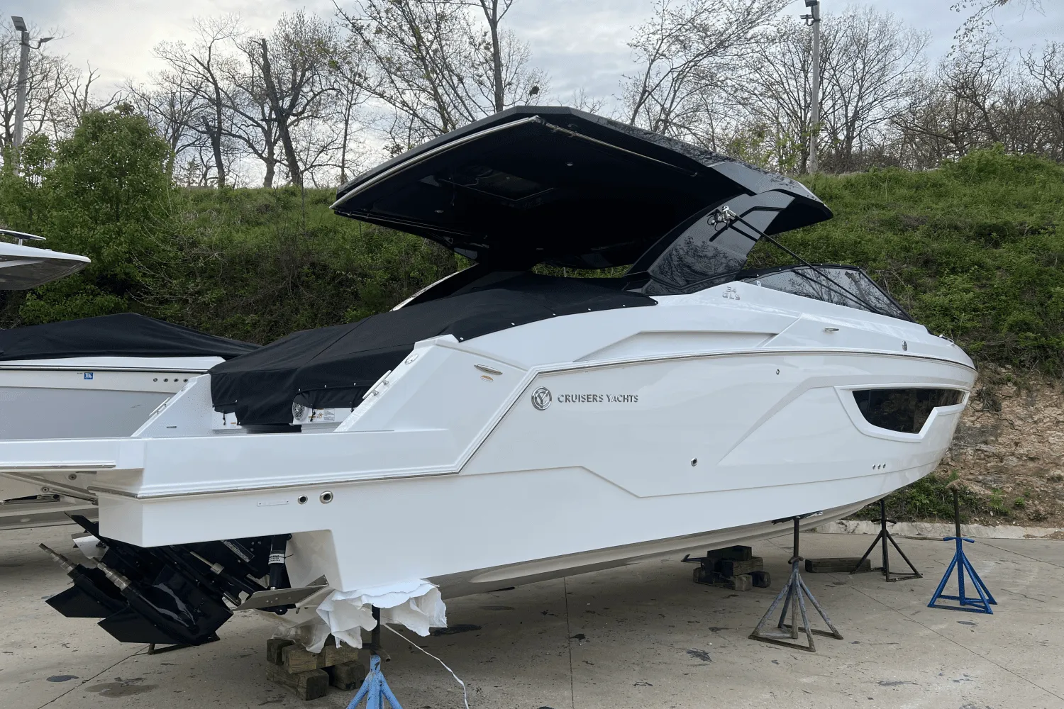 2025 Cruisers Yachts 34 GLS Image Thumbnail #10