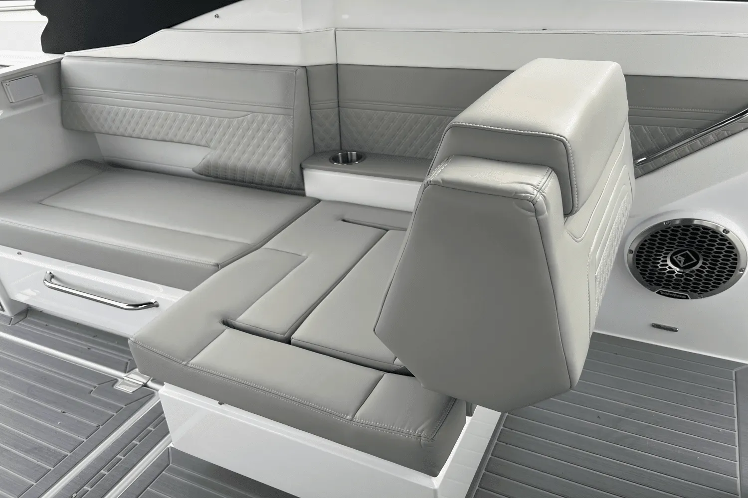 2025 Cruisers Yachts 34 GLS Image Thumbnail #32