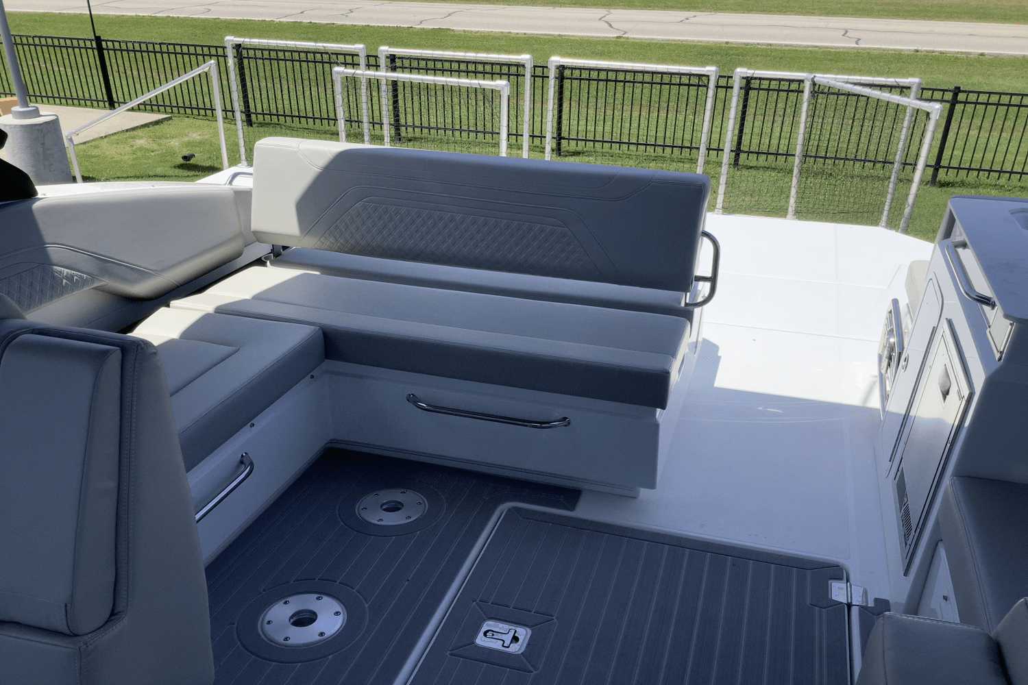 2025 Cruisers Yachts 34 GLS Image Thumbnail #12