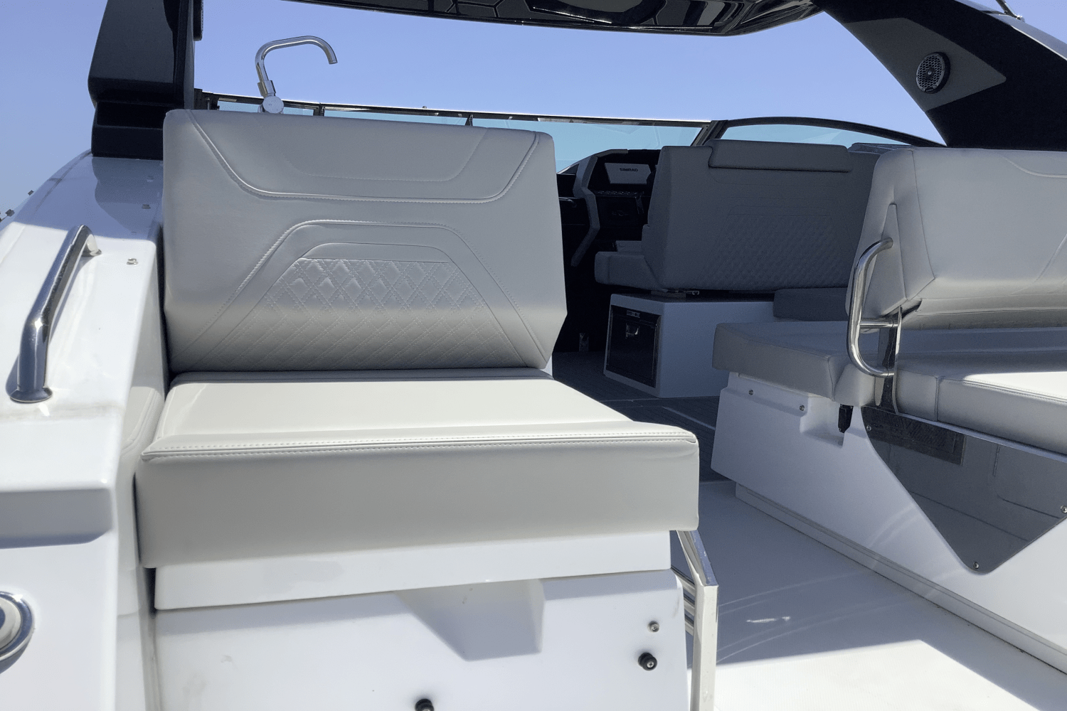 2025 Cruisers Yachts 34 GLS Image Thumbnail #9
