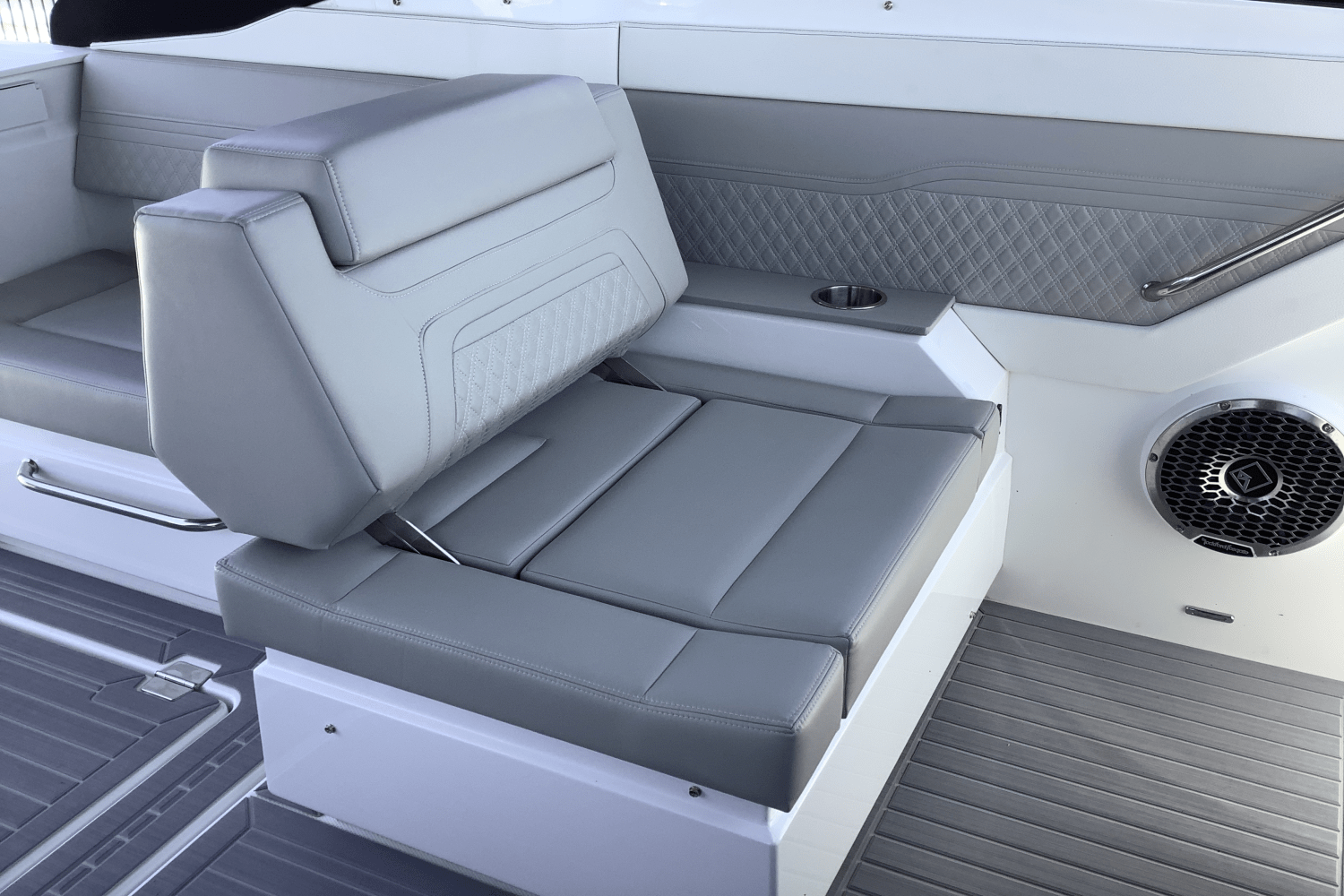 2025 Cruisers Yachts 34 GLS Image Thumbnail #16