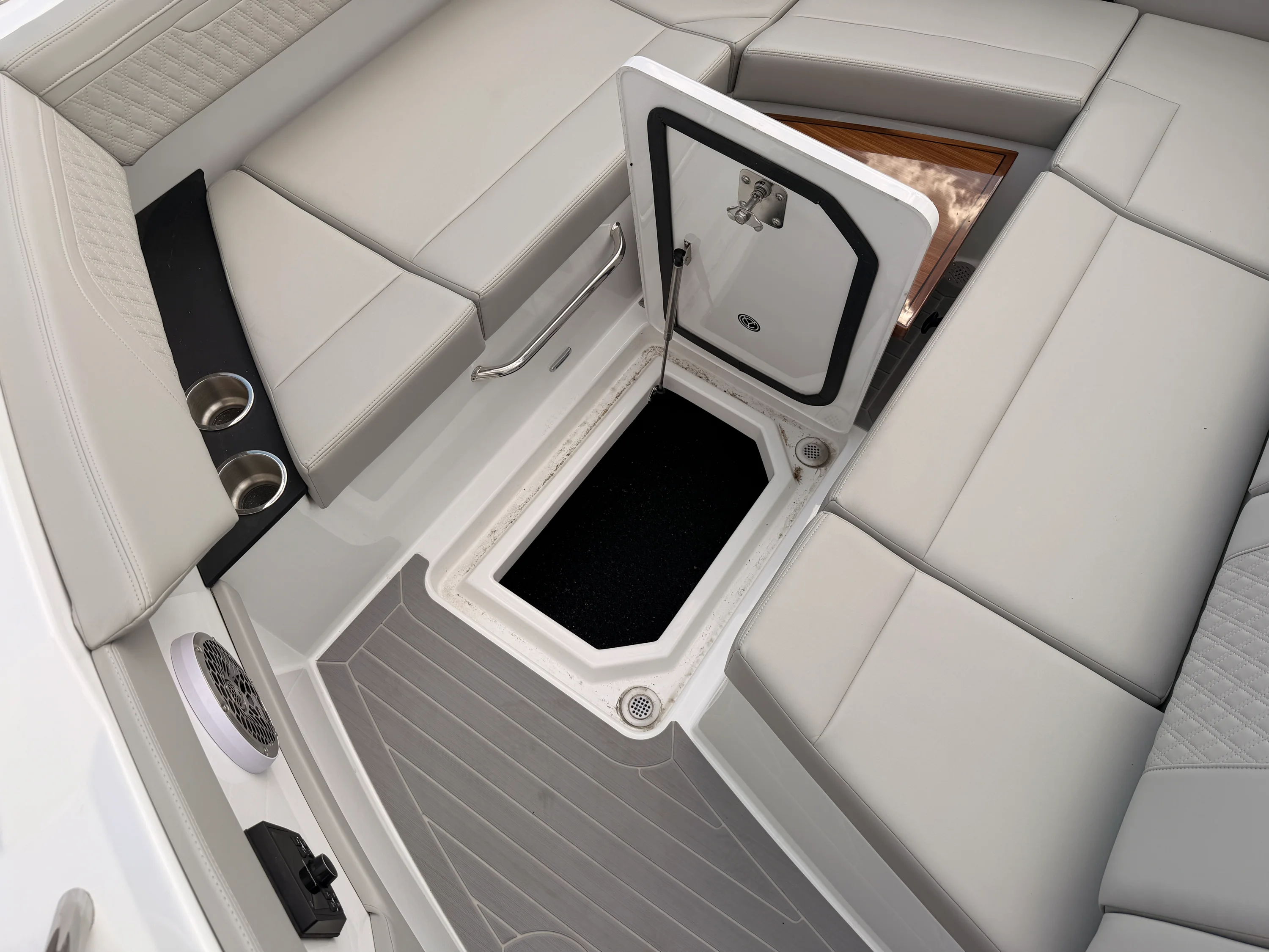 2025 Cruisers Yachts 34 GLS Image Thumbnail #22