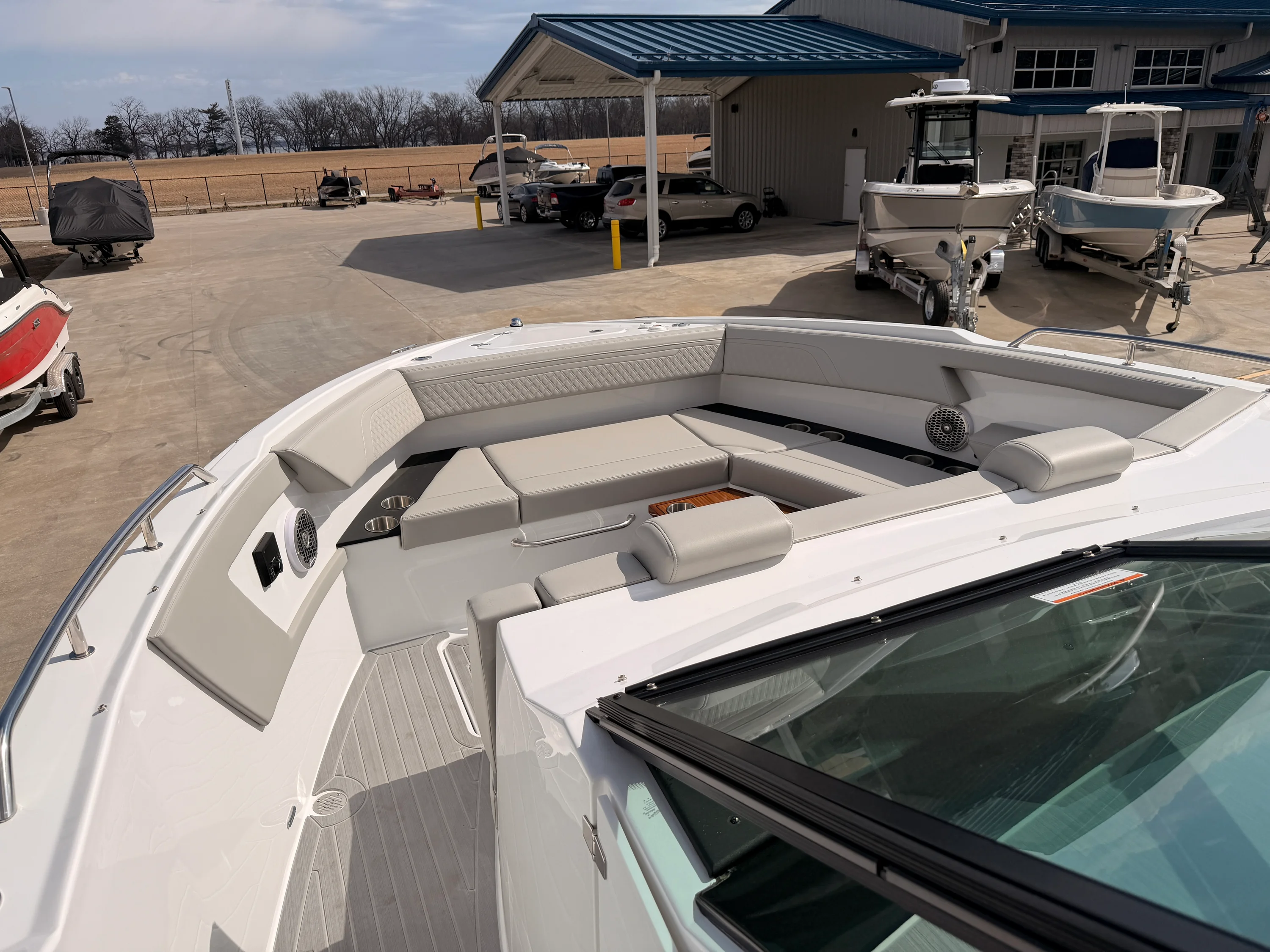 2025 Cruisers Yachts 34 GLS Image Thumbnail #17