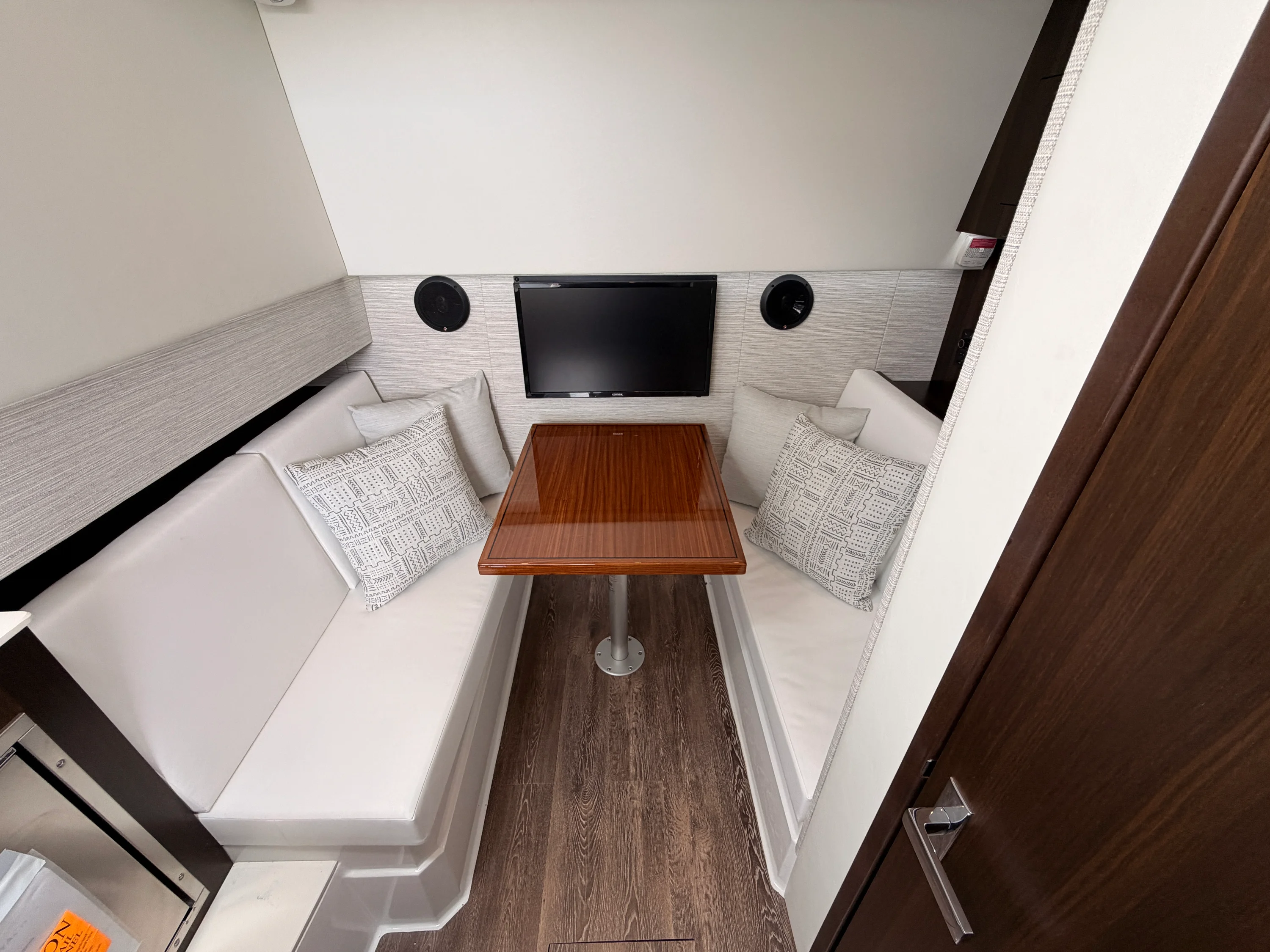 2025 Cruisers Yachts 34 GLS Image Thumbnail #25