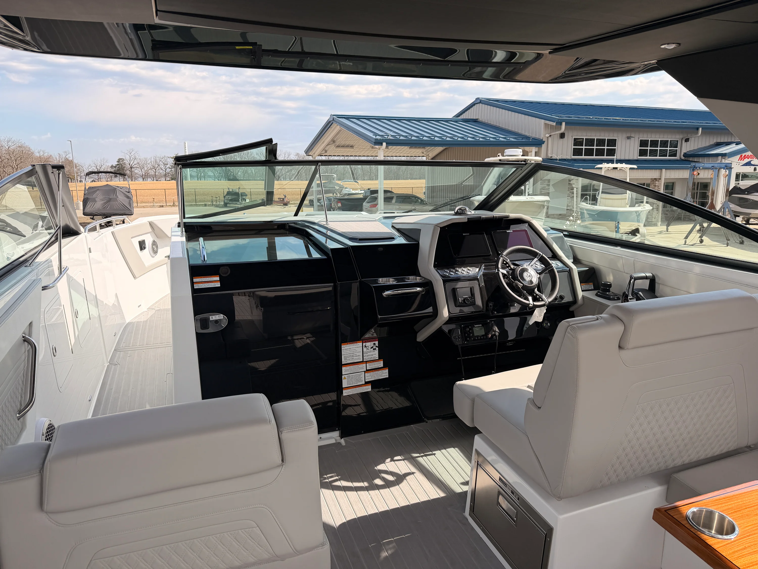 2025 Cruisers Yachts 34 GLS Image Thumbnail #14