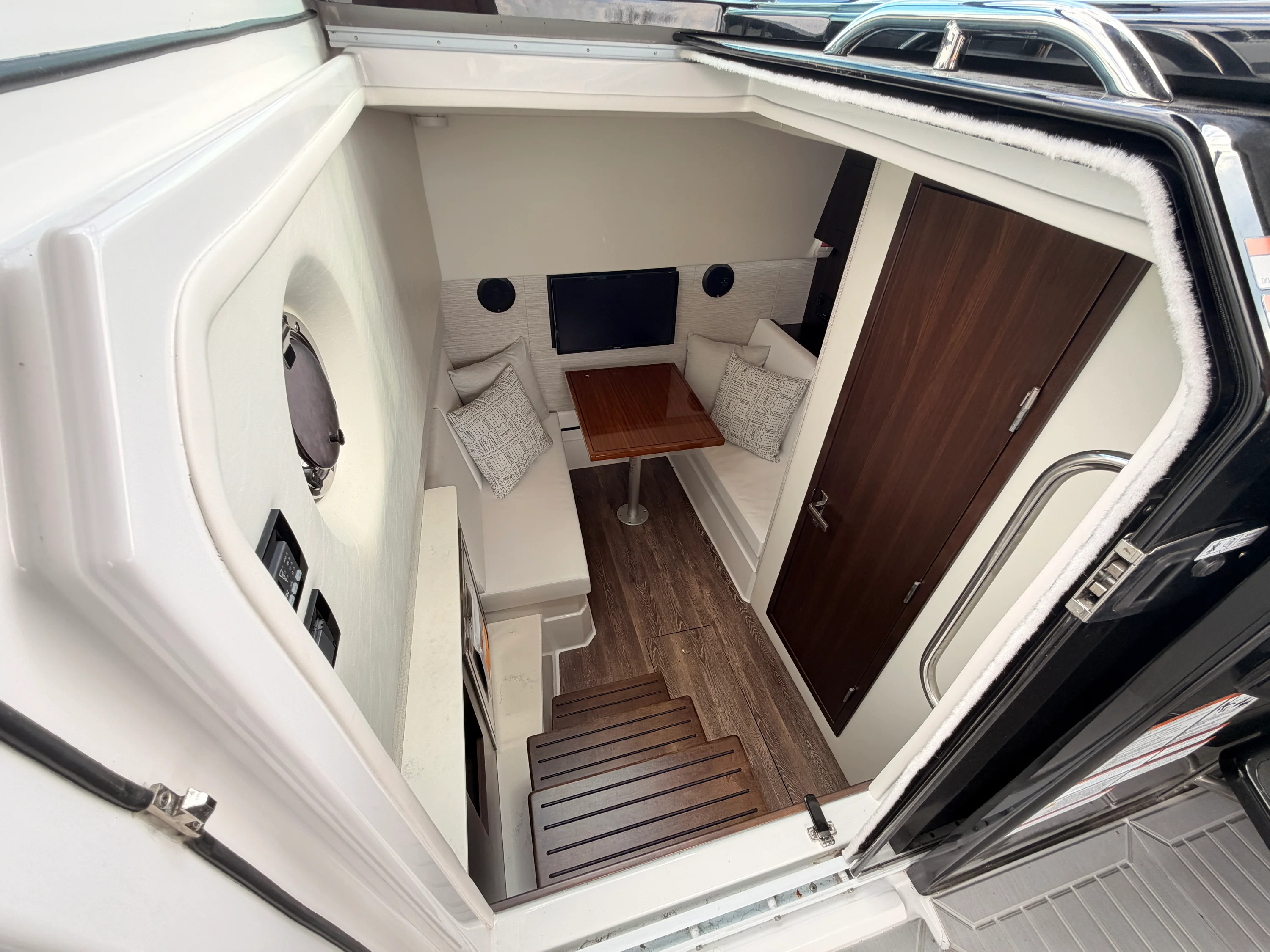 2025 Cruisers Yachts 34 GLS Image Thumbnail #24