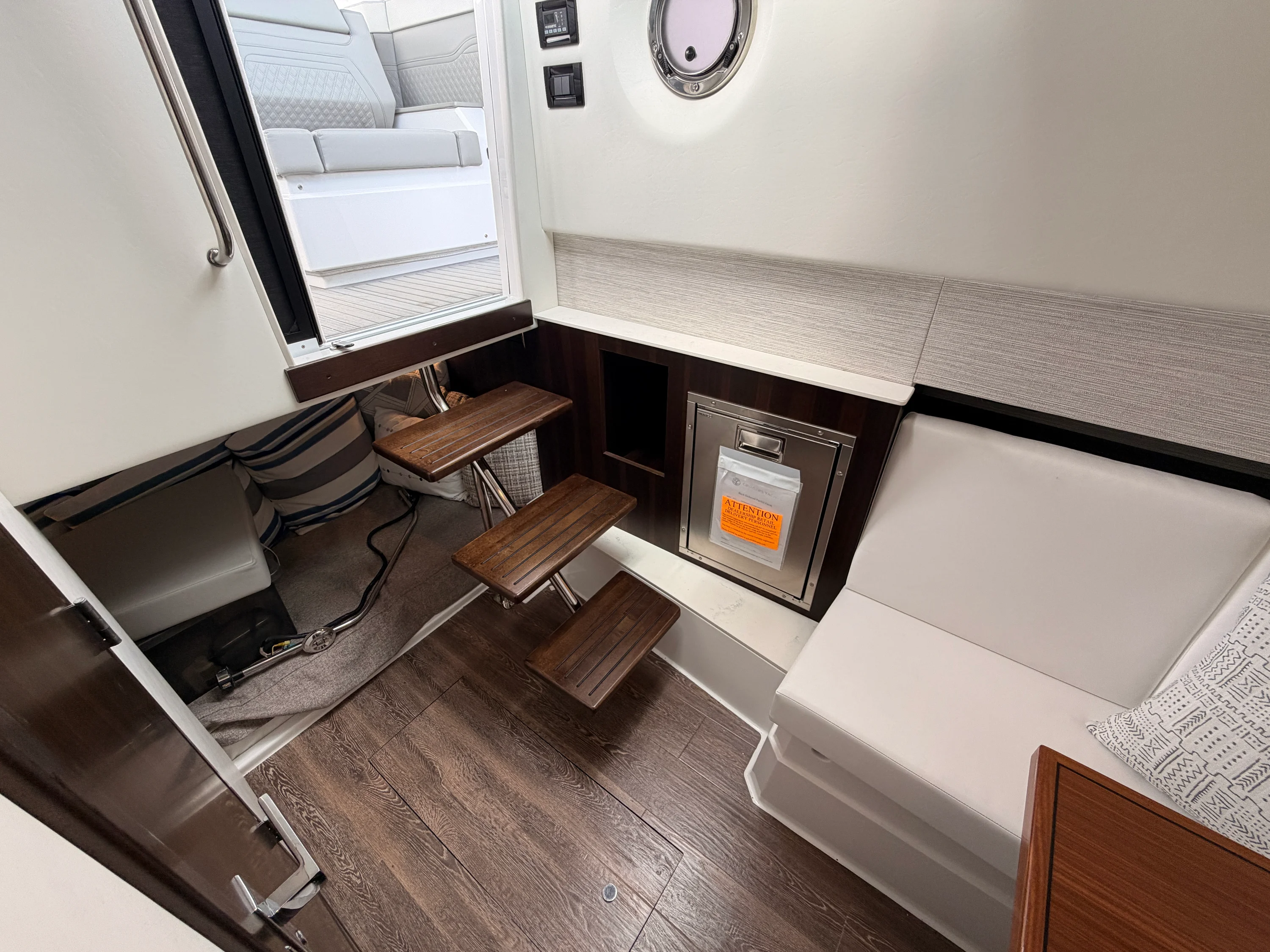 2025 Cruisers Yachts 34 GLS Image Thumbnail #28