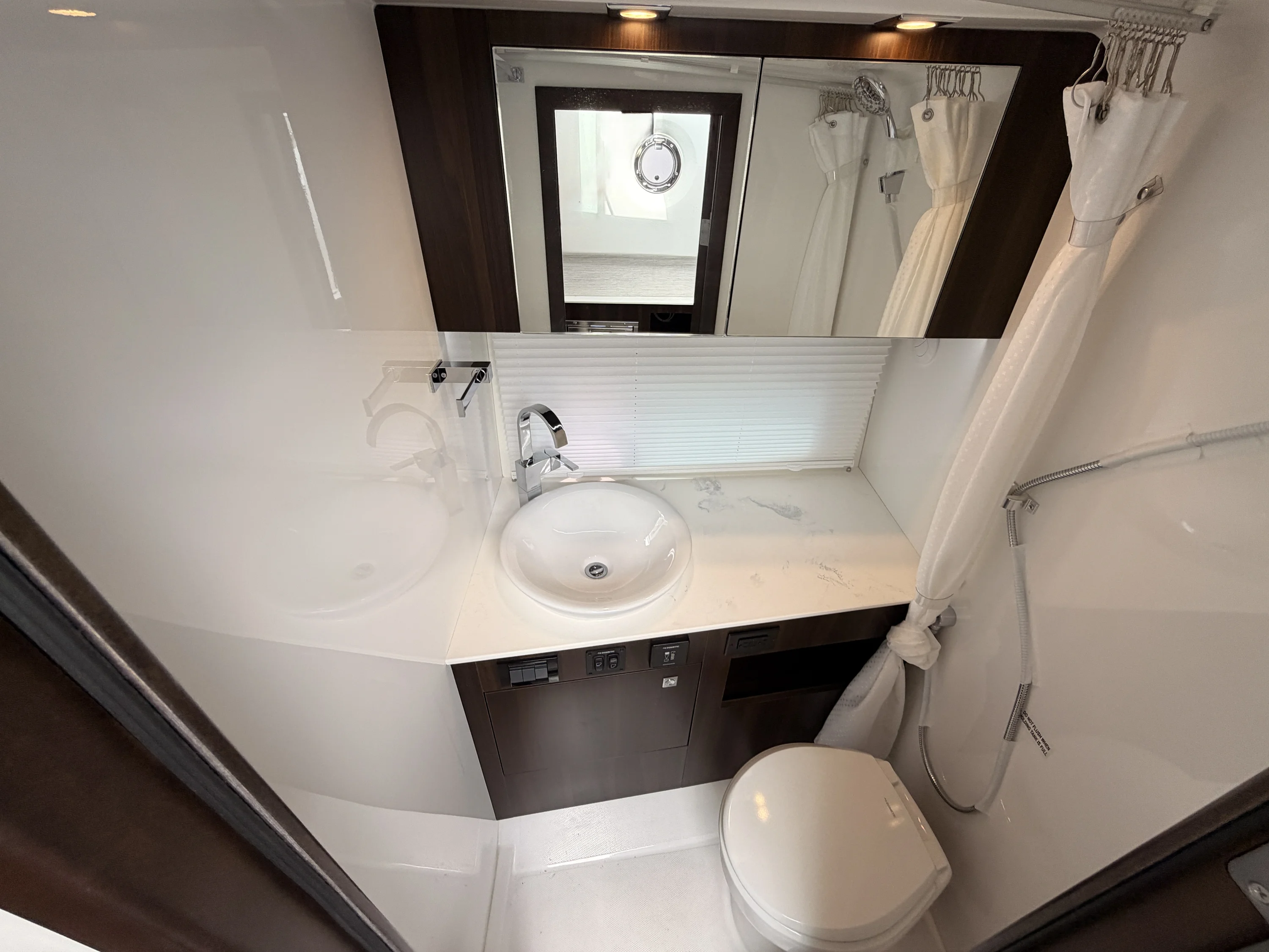 2025 Cruisers Yachts 34 GLS Image Thumbnail #30