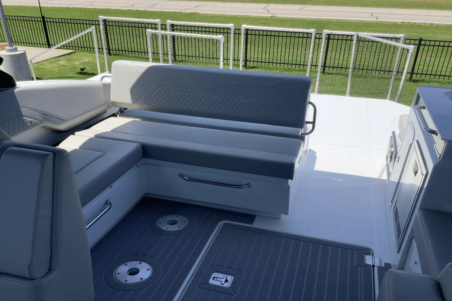 2025 Cruisers Yachts 34 GLS Image Thumbnail #14