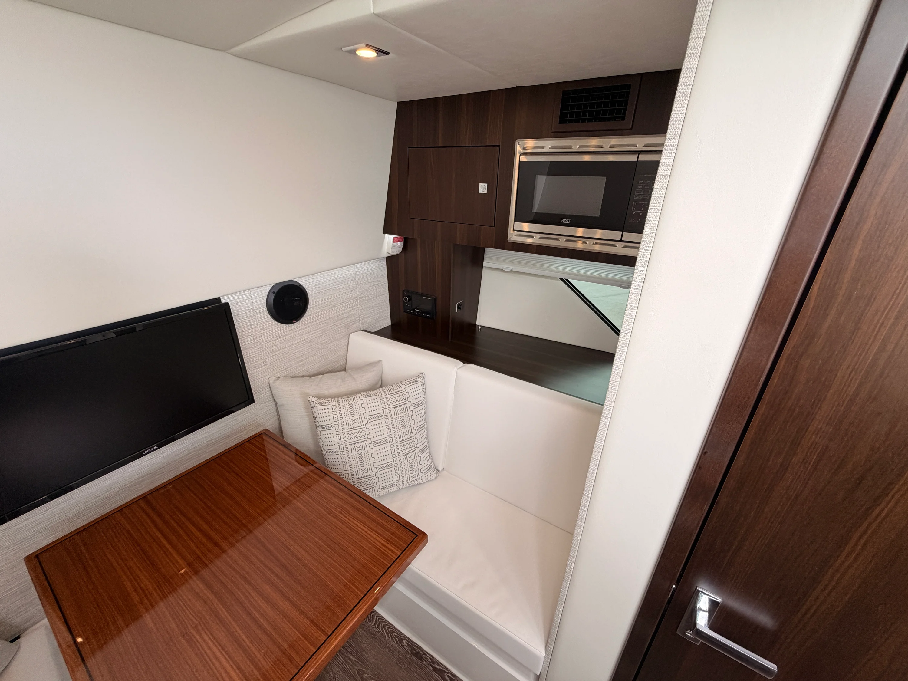 2025 Cruisers Yachts 34 GLS Image Thumbnail #27