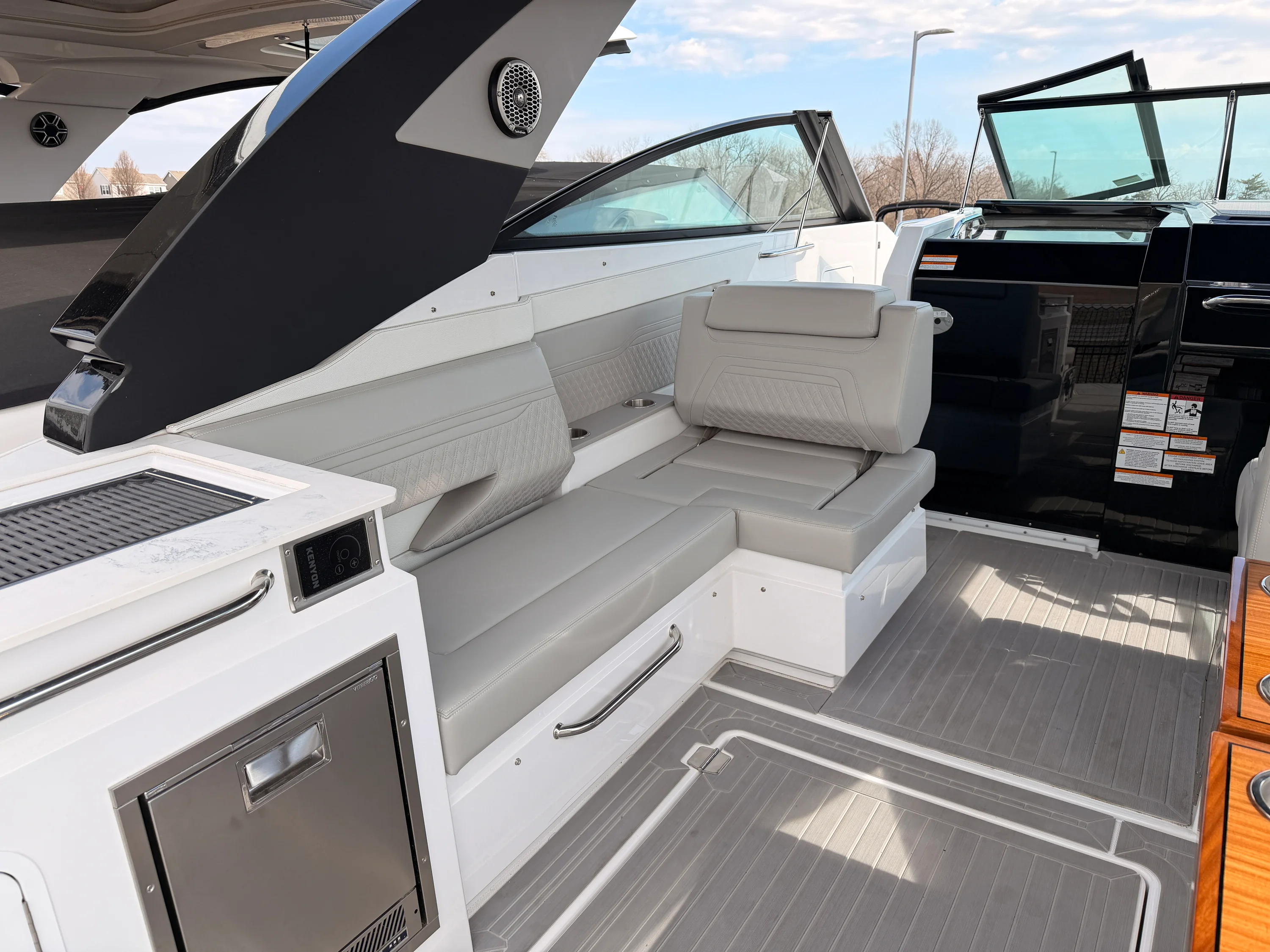 2025 Cruisers Yachts 34 GLS Image Thumbnail #11