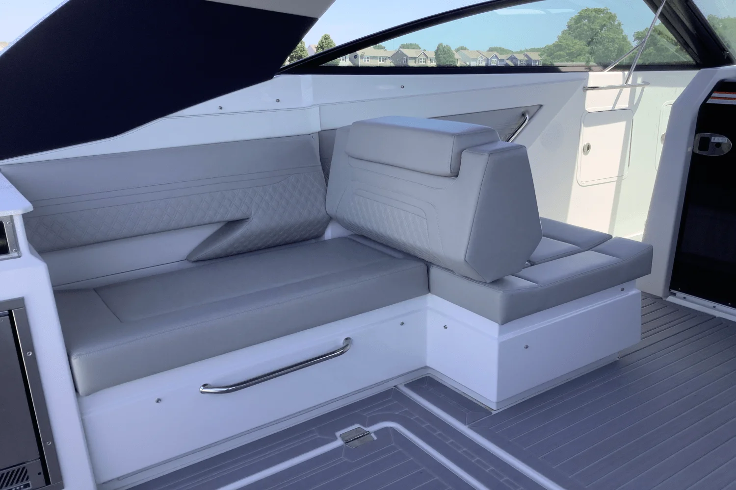 2025 Cruisers Yachts 34 GLS Image Thumbnail #16