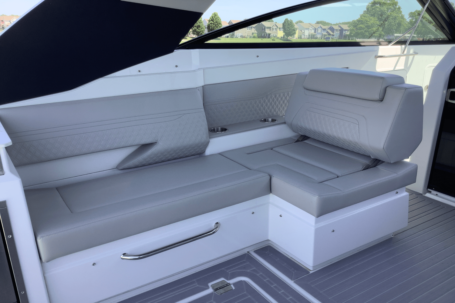 2025 Cruisers Yachts 34 GLS Image Thumbnail #17