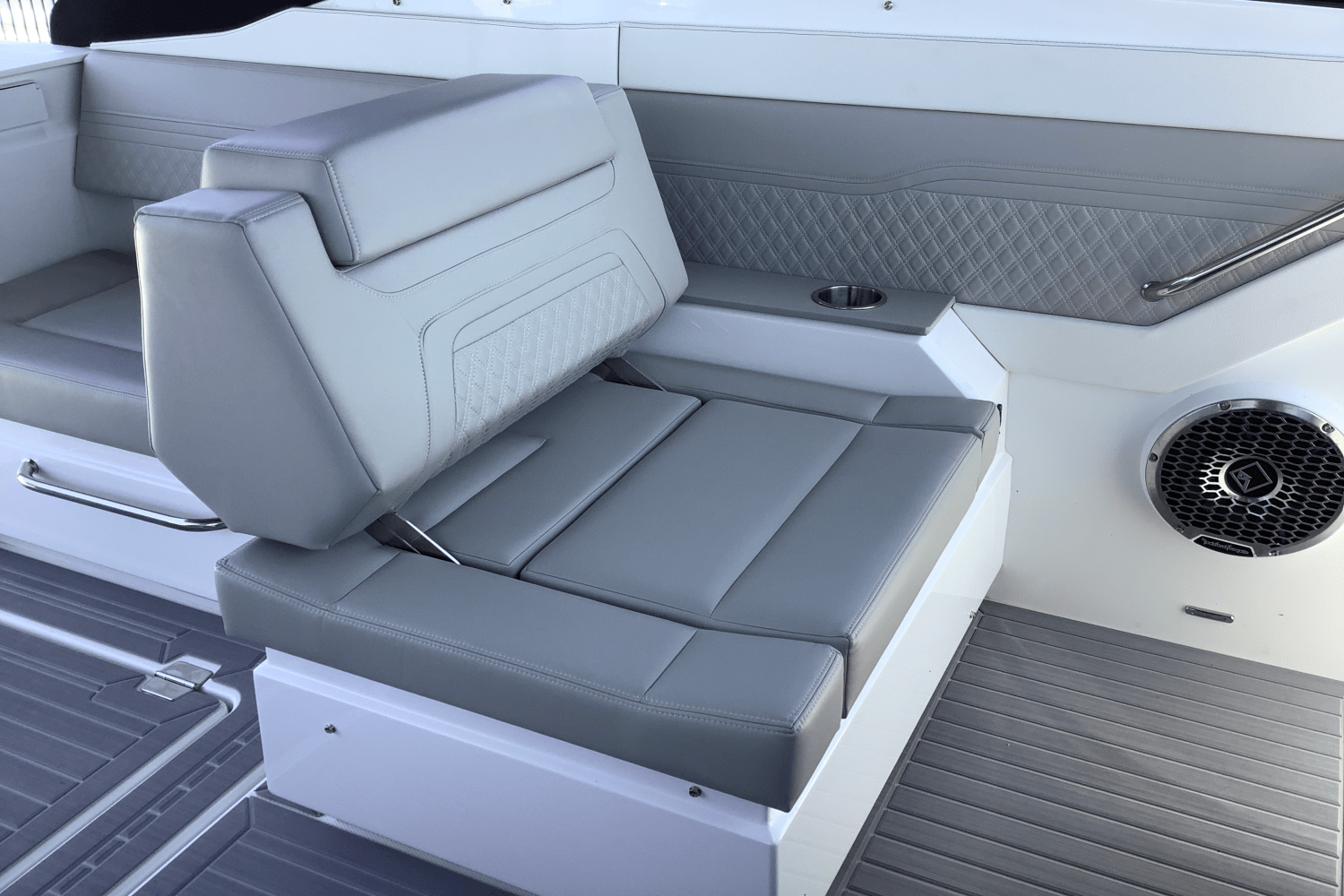 2025 Cruisers Yachts 34 GLS Image Thumbnail #18