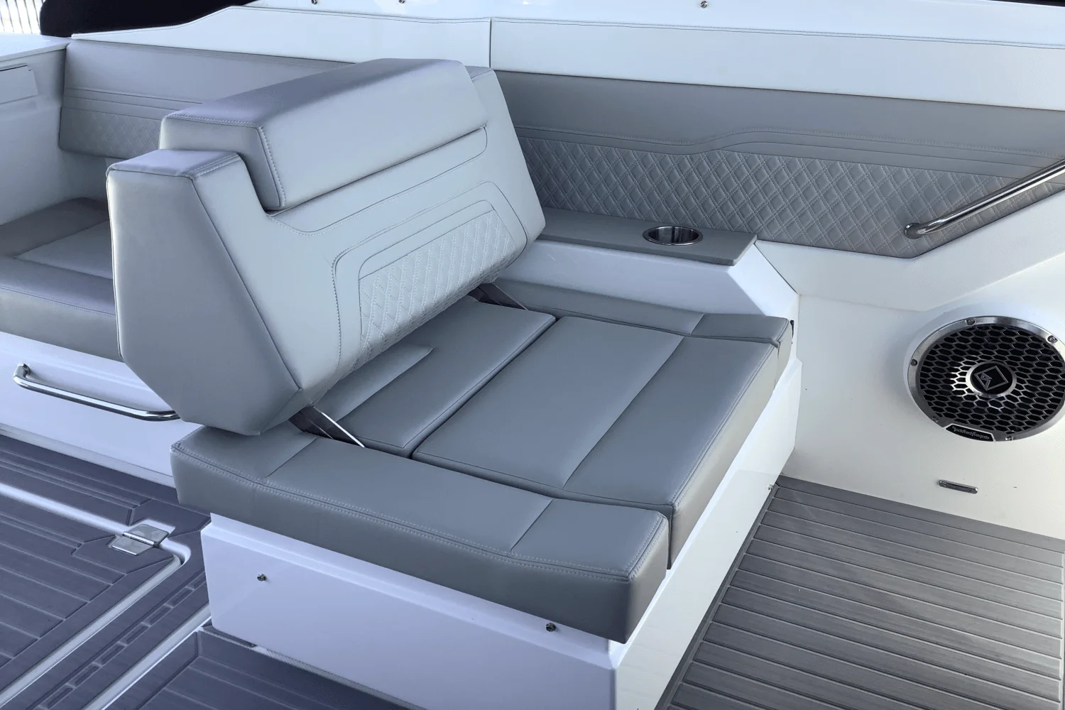 2025 Cruisers Yachts 34 GLS Image Thumbnail #18