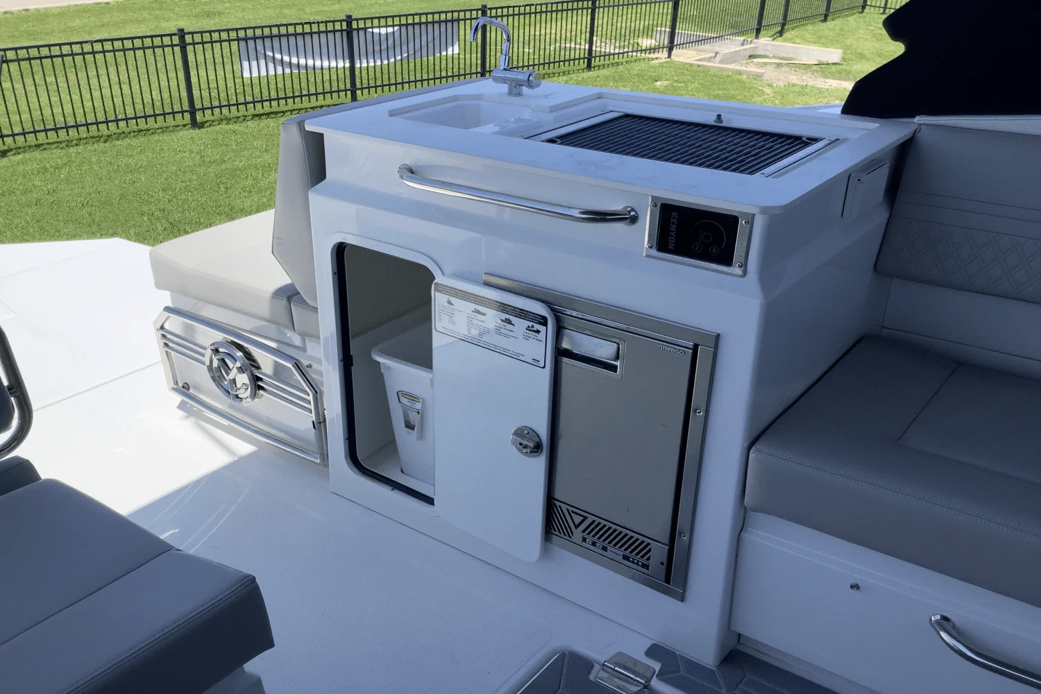 2025 Cruisers Yachts 34 GLS Image Thumbnail #13