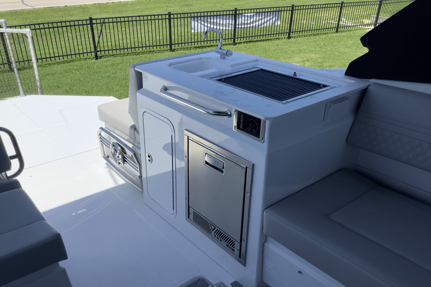 2025 Cruisers Yachts 34 GLS Image Thumbnail #12