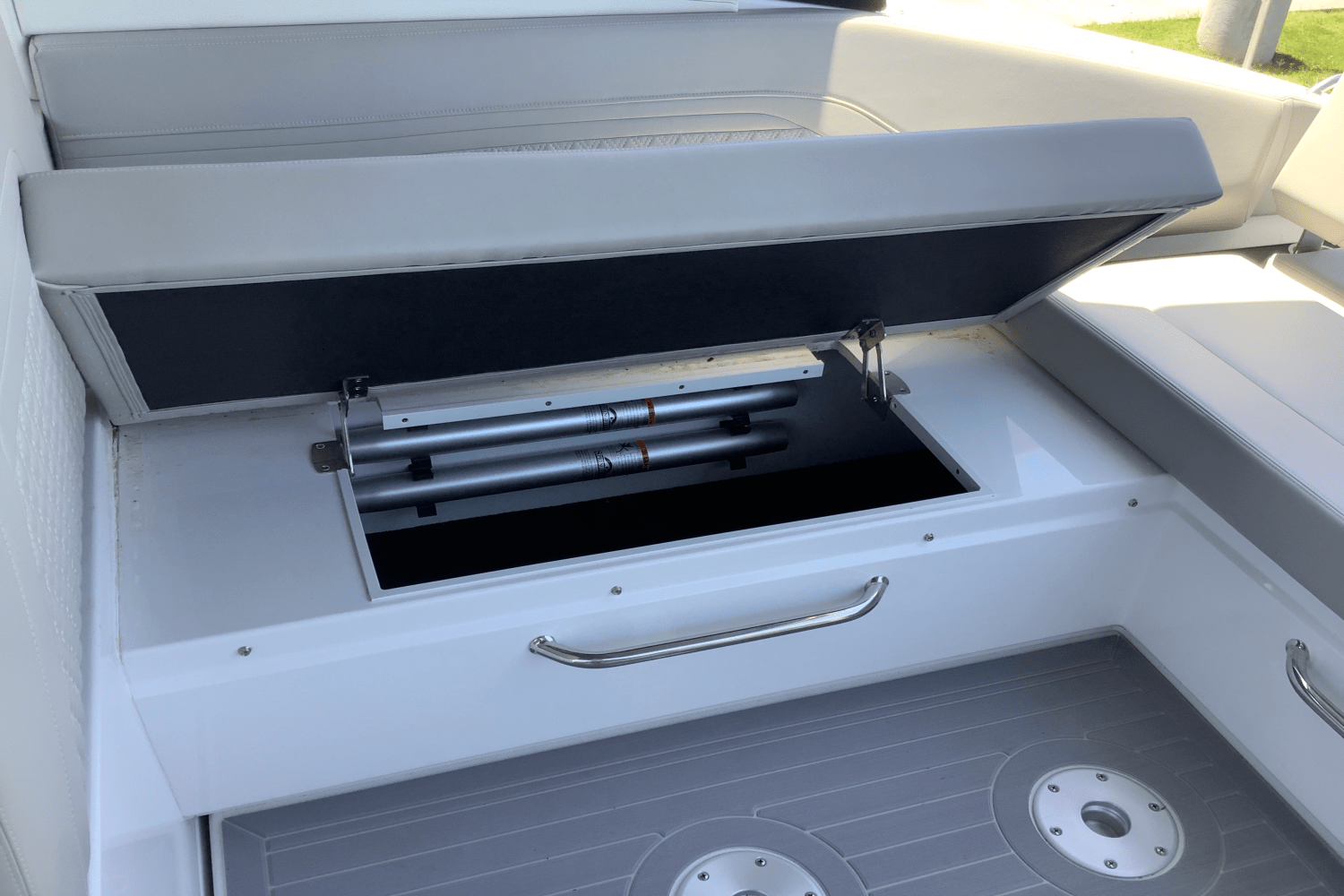 2025 Cruisers Yachts 34 GLS Image Thumbnail #19