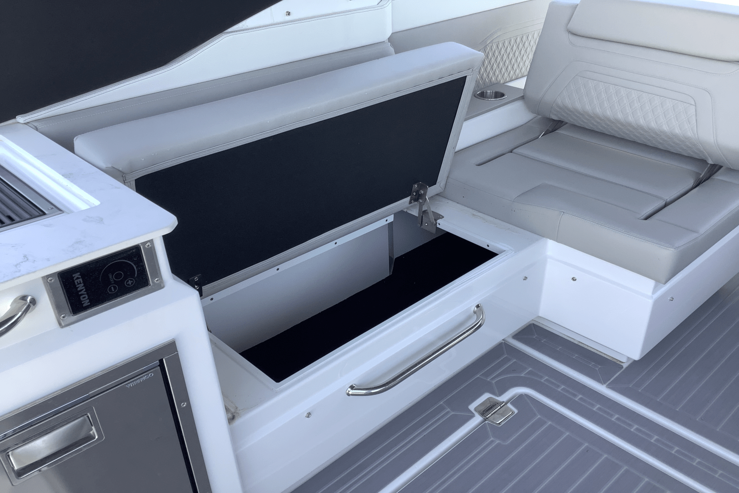 2025 Cruisers Yachts 34 GLS Image Thumbnail #18