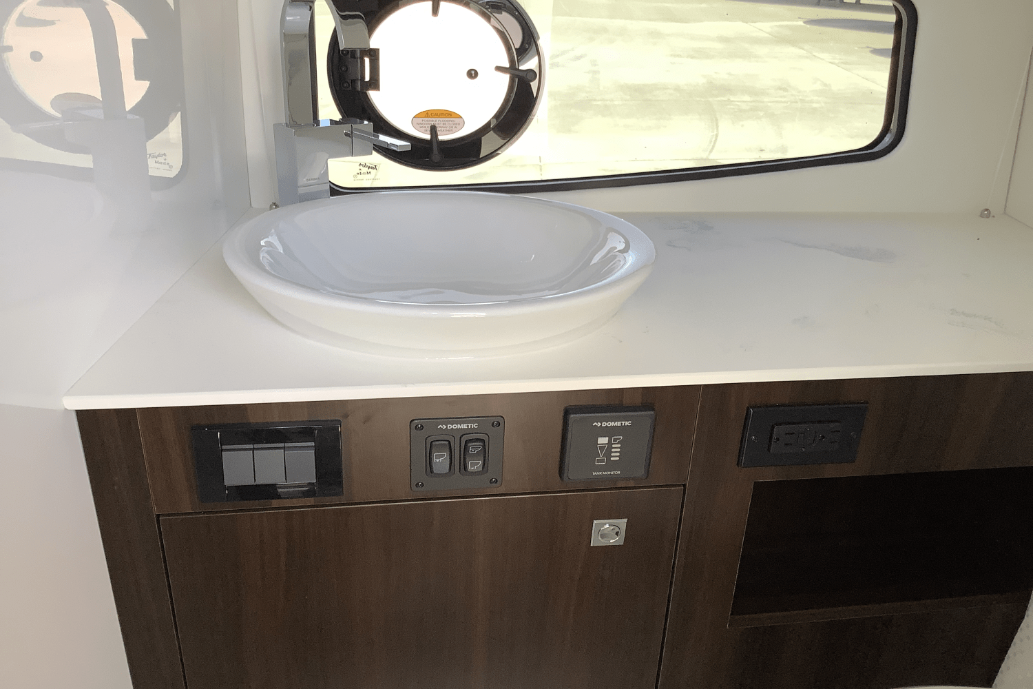 2025 Cruisers Yachts 34 GLS Image Thumbnail #38