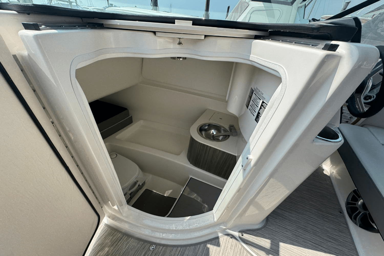 2025 Sea Ray SDX 270 Outboard Image Thumbnail #36