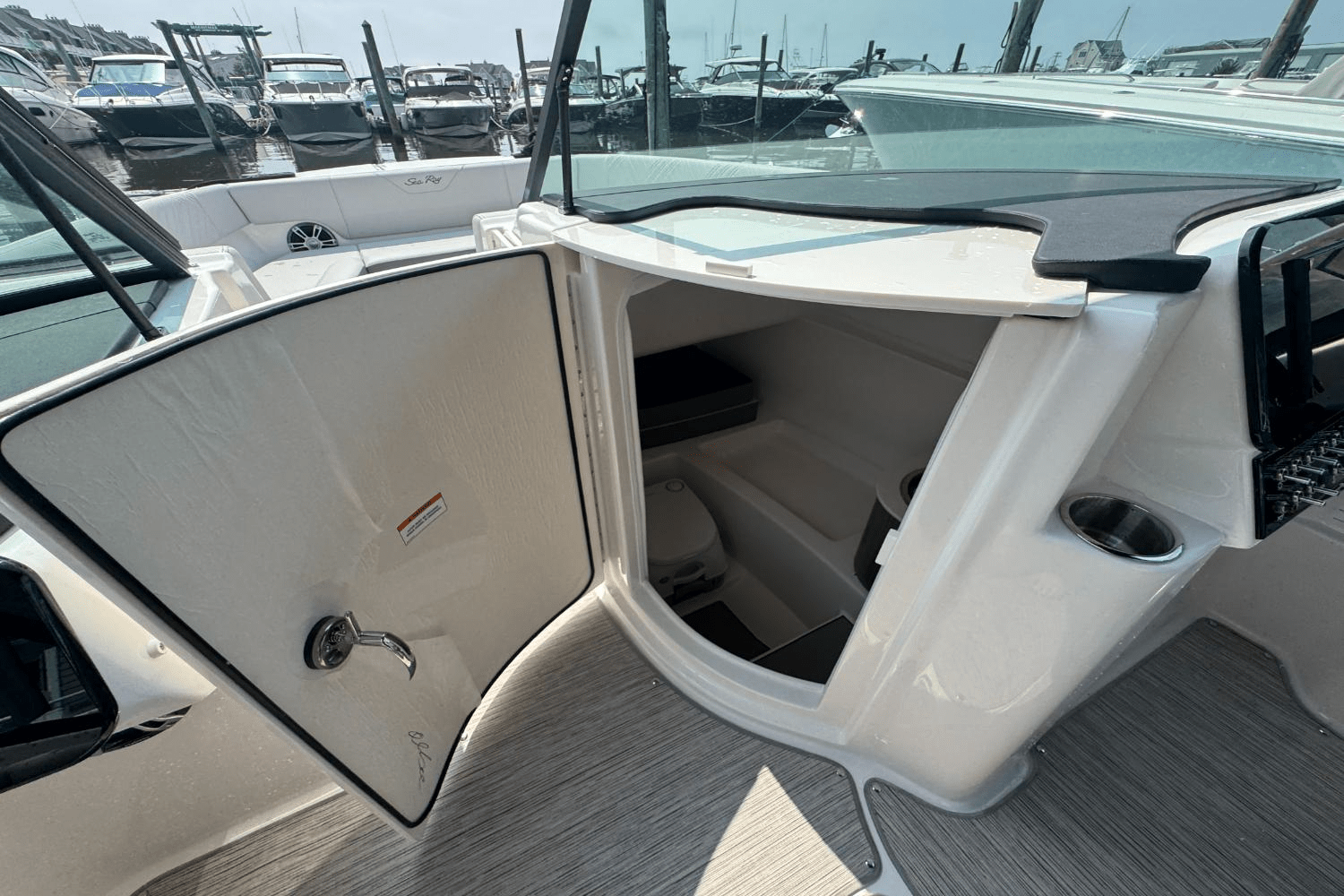 2025 Sea Ray SDX 270 Outboard Image Thumbnail #33