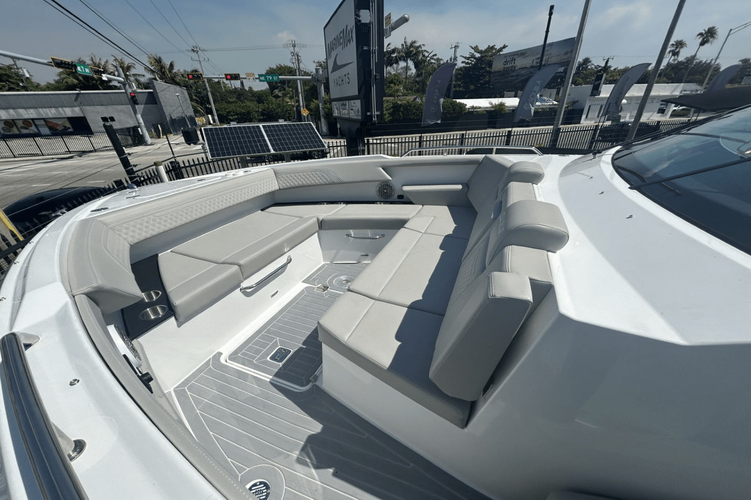 2025 Cruisers Yachts 34 GLS Outboard Image Thumbnail #4