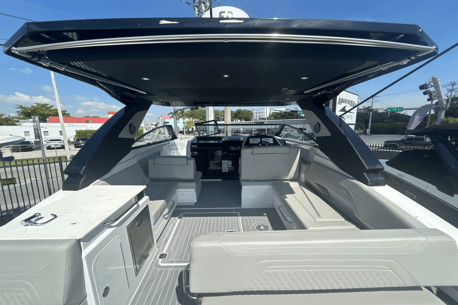 2025 Cruisers Yachts 34 GLS Outboard Image Thumbnail #8