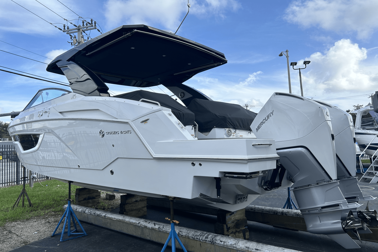 2025 Cruisers Yachts 34 GLS Outboard Image Thumbnail #3