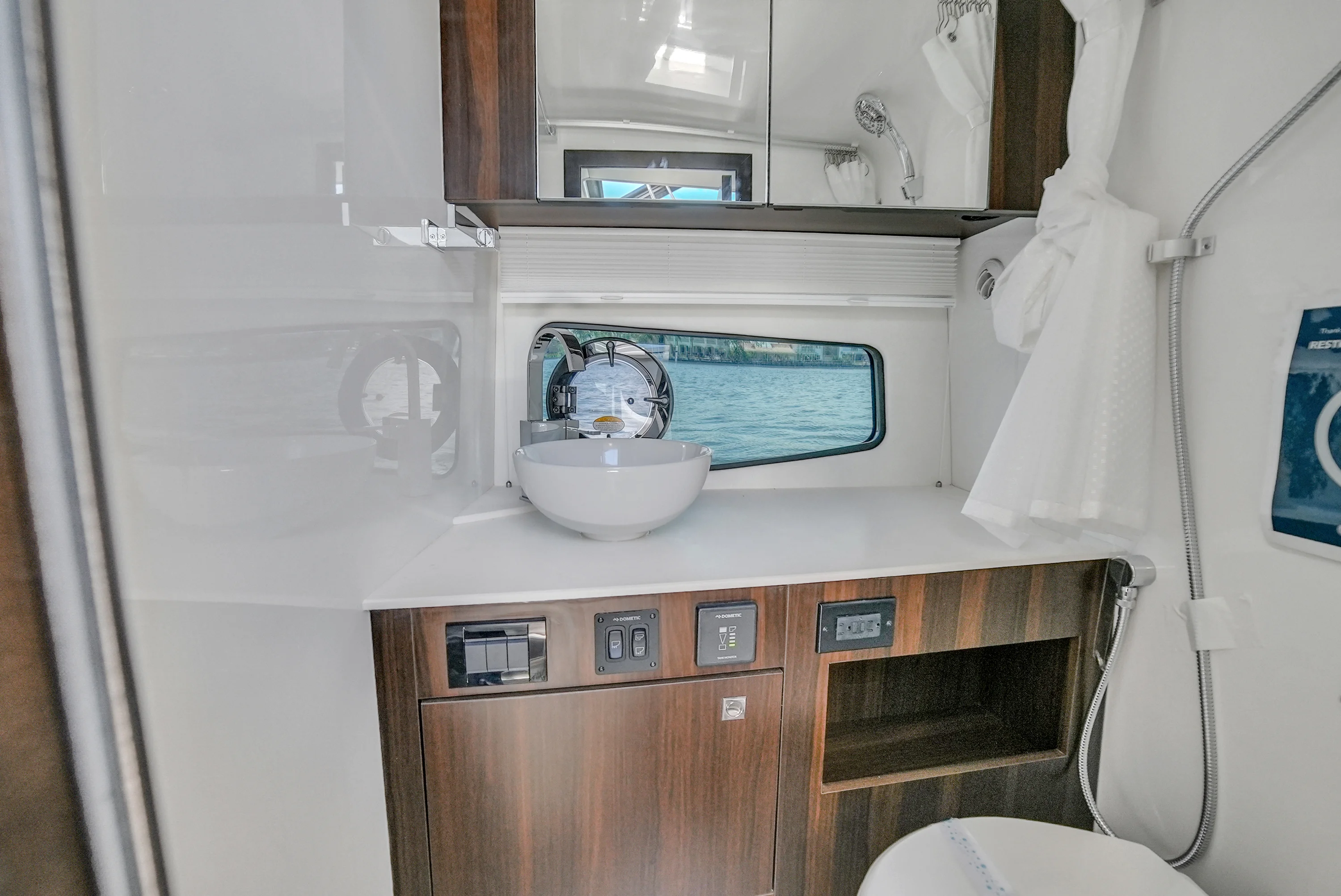2025 Cruisers Yachts 34 GLS Outboard Image Thumbnail #35