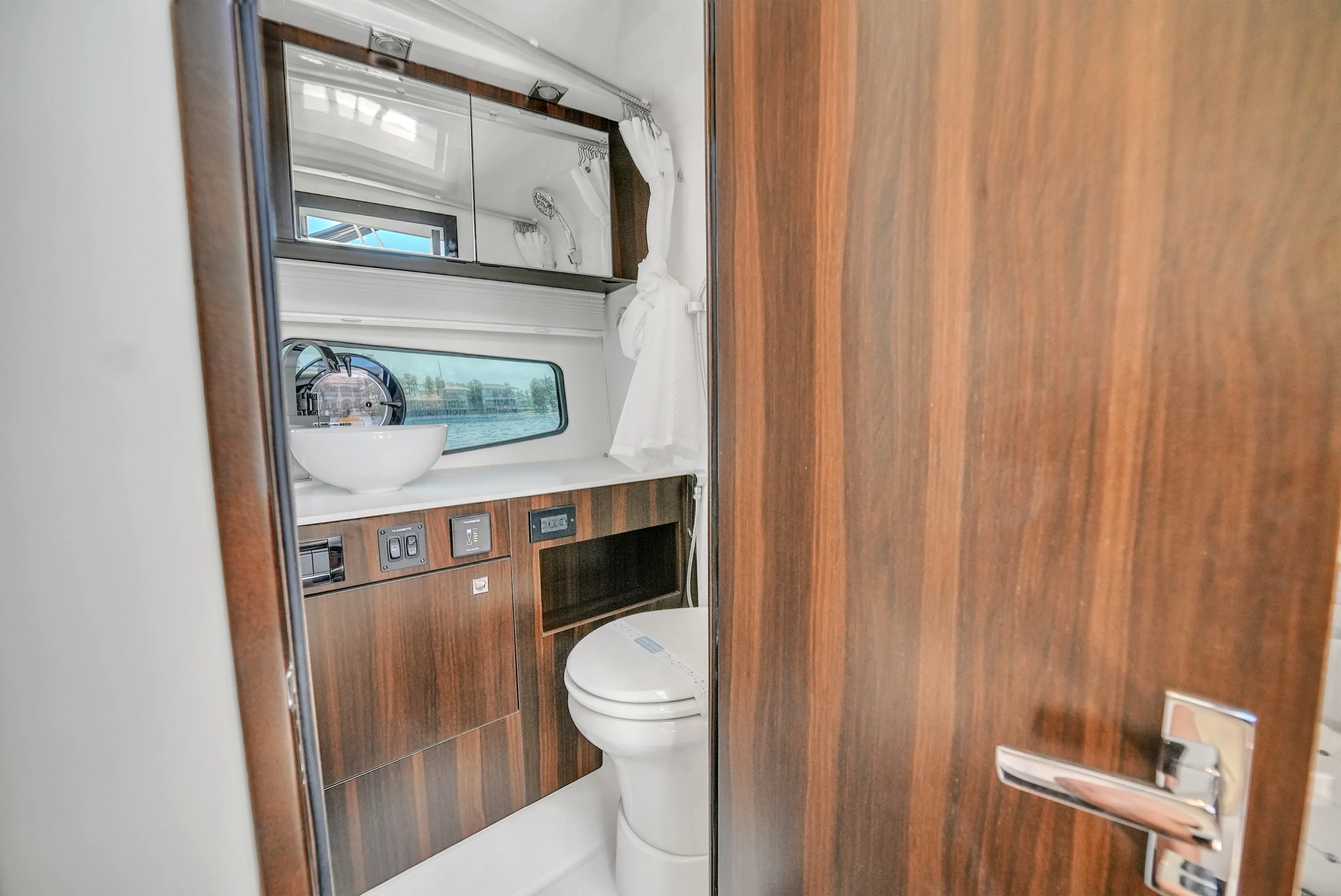 2025 Cruisers Yachts 34 GLS Outboard Image Thumbnail #37