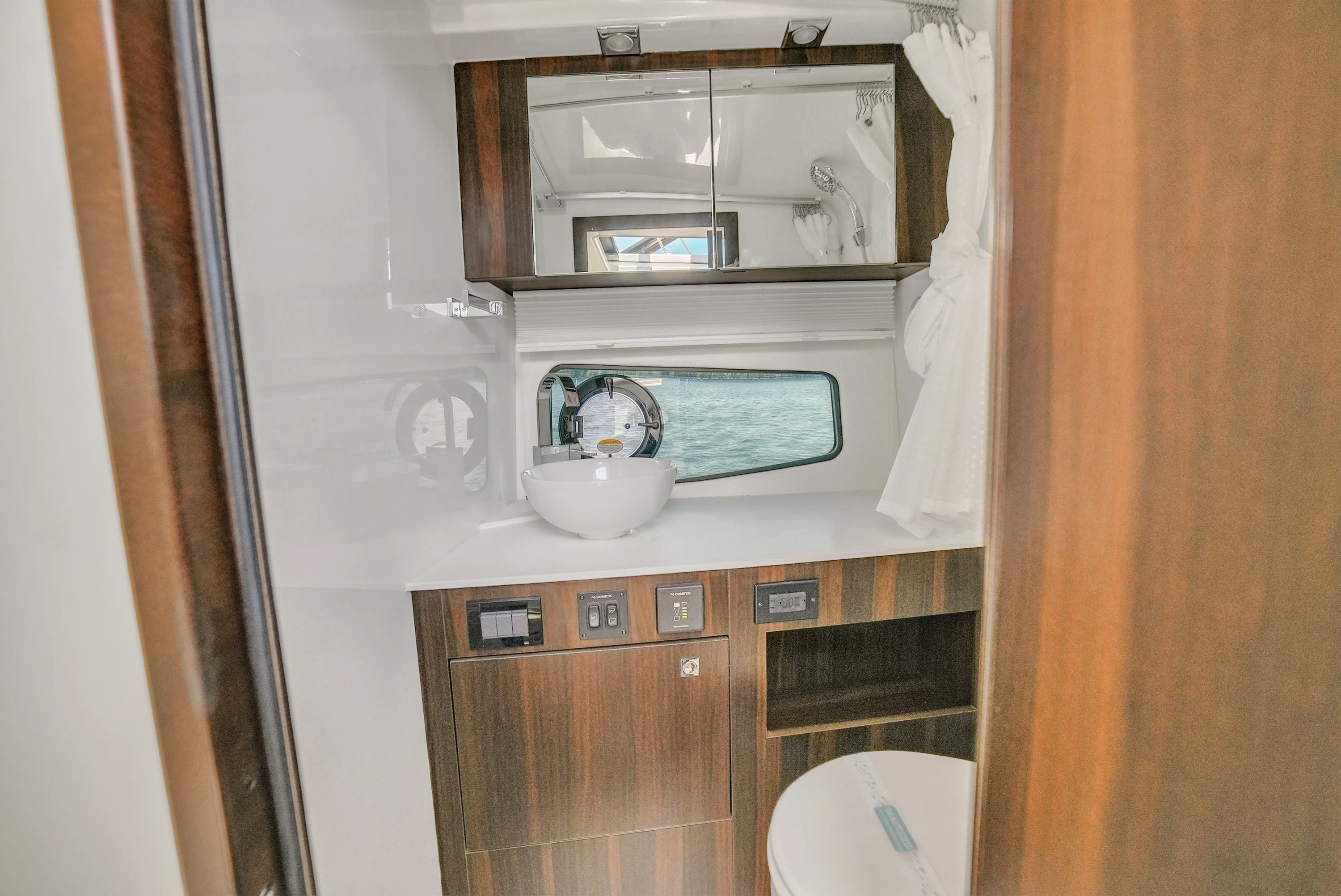 2025 Cruisers Yachts 34 GLS Outboard Image Thumbnail #38