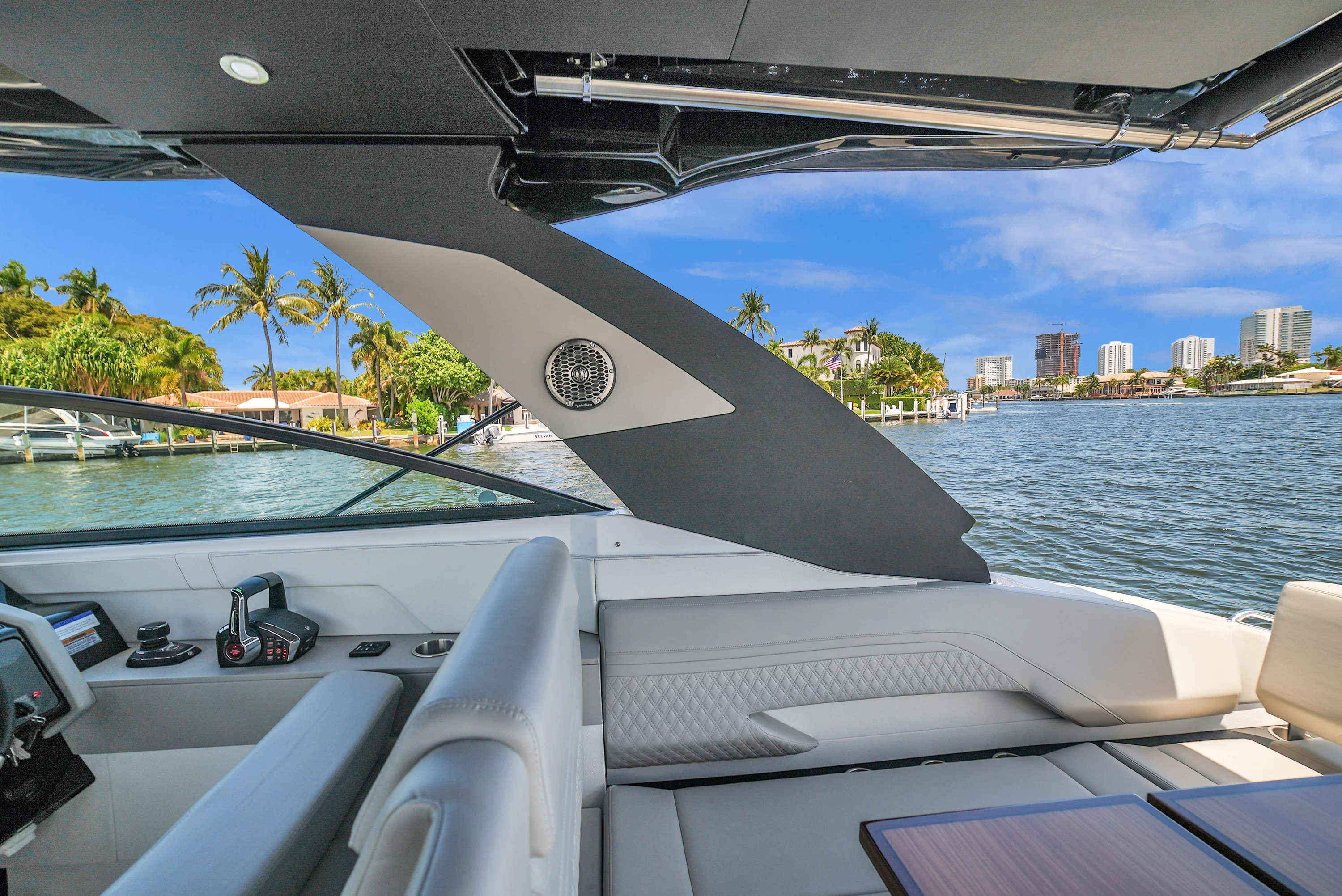 2025 Cruisers Yachts 34 GLS Outboard Image Thumbnail #20