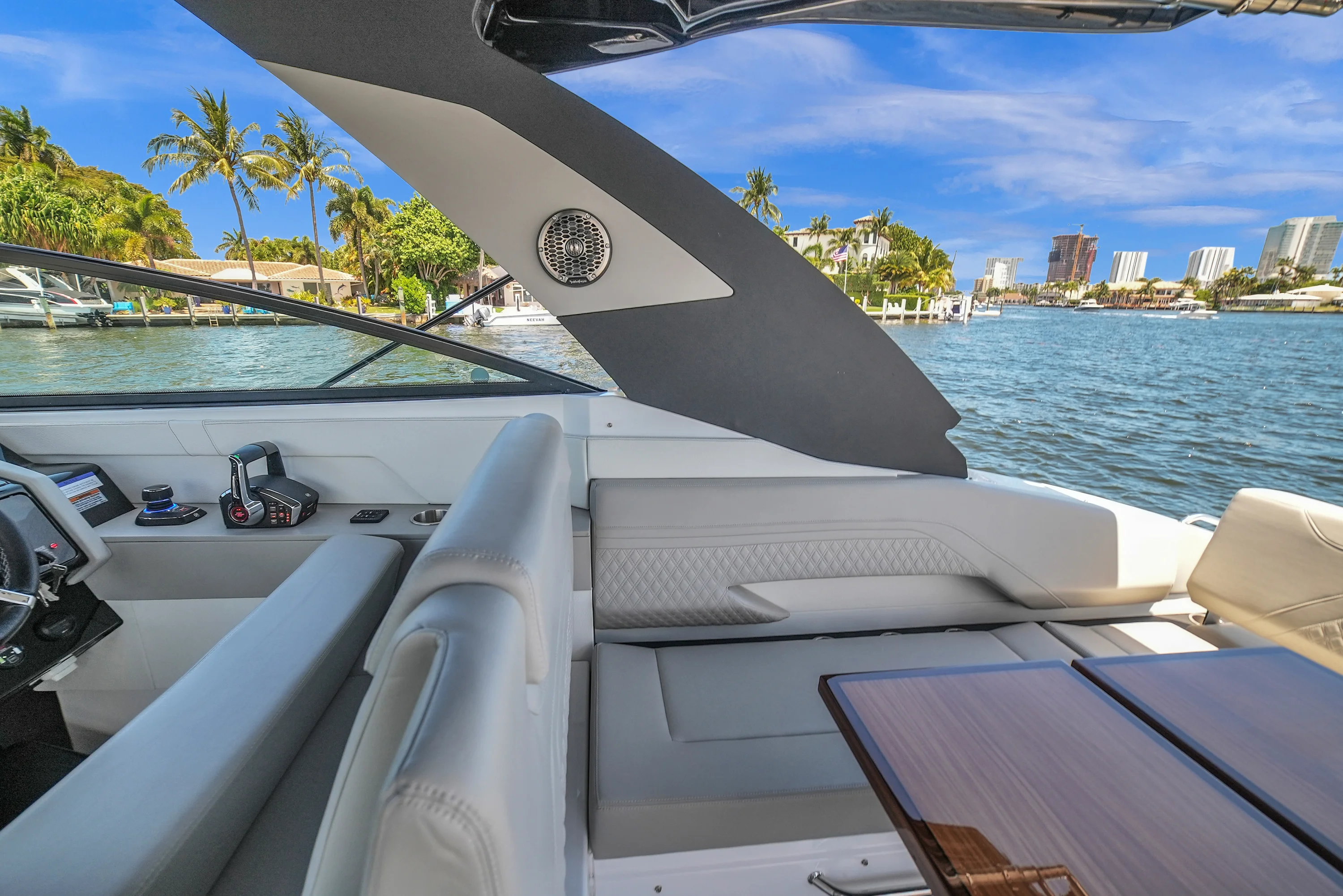 2025 Cruisers Yachts 34 GLS Outboard Image Thumbnail #17