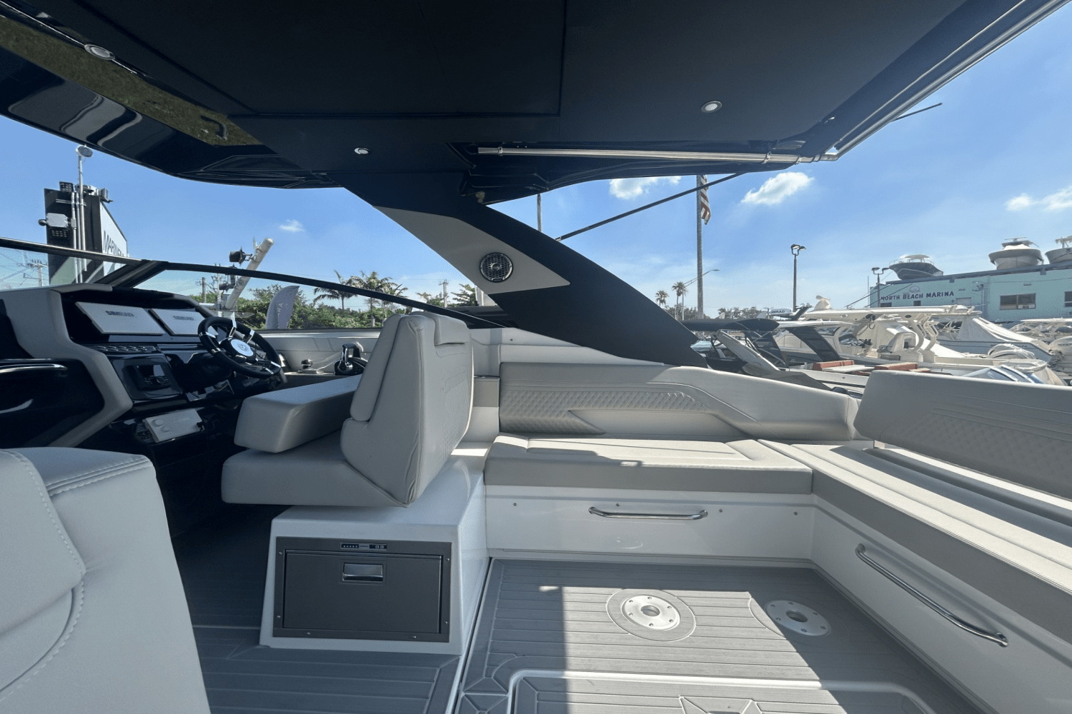 2025 Cruisers Yachts 34 GLS Outboard Image Thumbnail #12