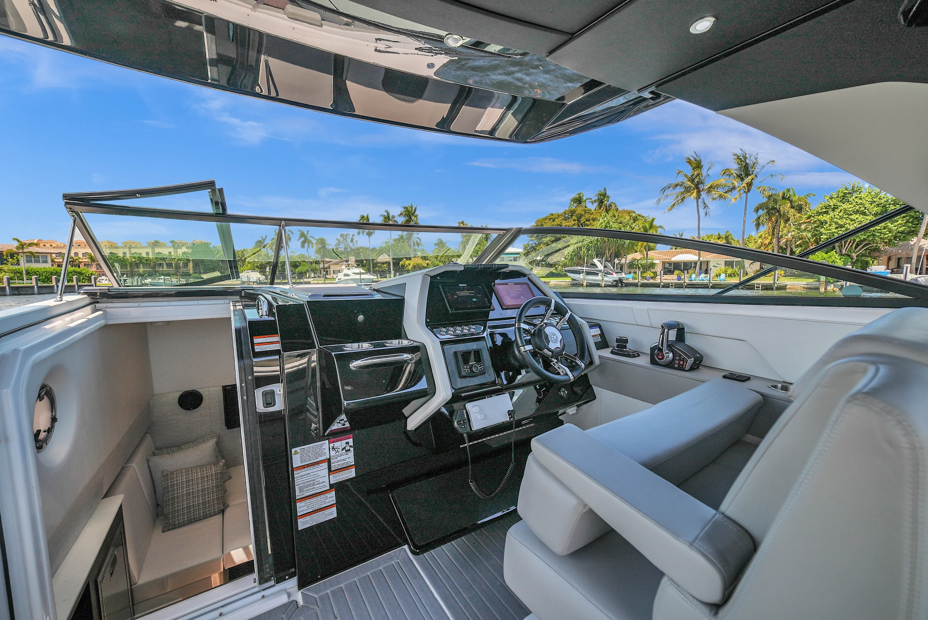 2025 Cruisers Yachts 34 GLS Outboard Image Thumbnail #22